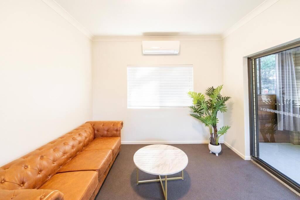 Bright Sunnybank Getaway - 4BR 2BA