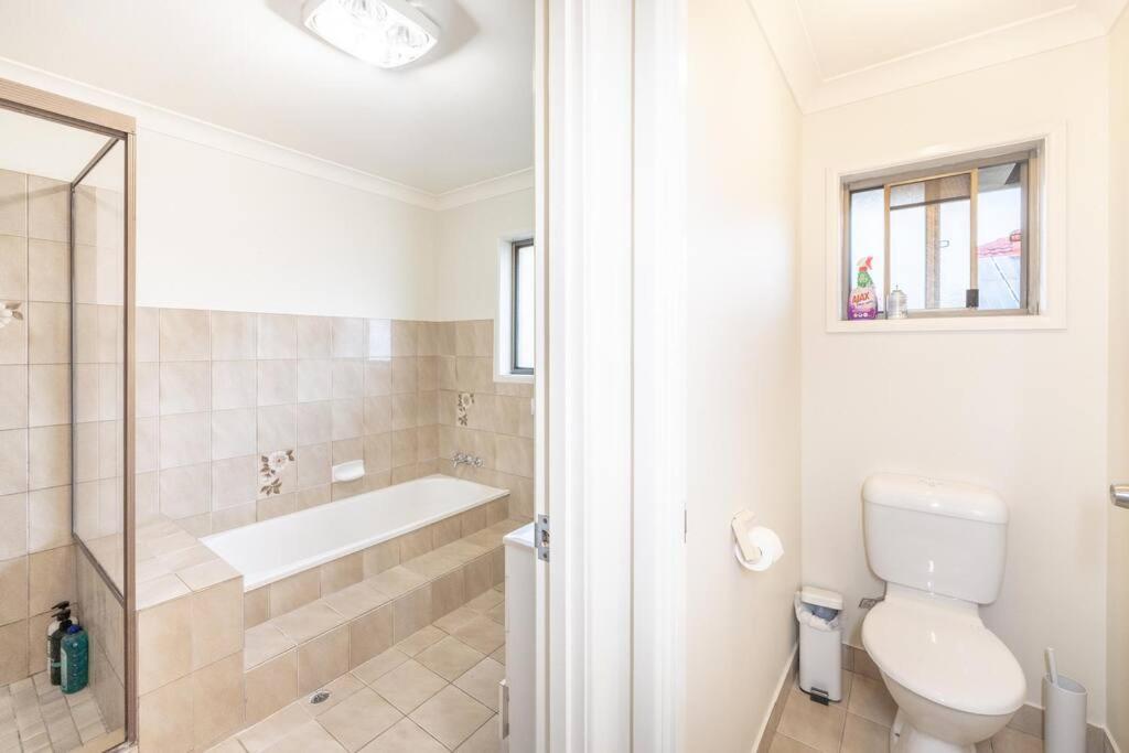 Bright Sunnybank Getaway - 4BR 2BA
