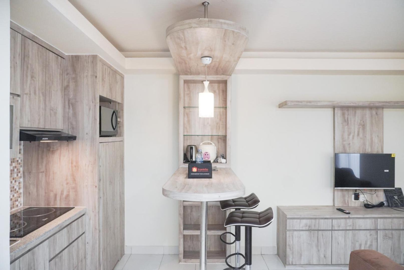 Comfort and Minimalist Studio at Amethyst Apartment By Travelio view 4