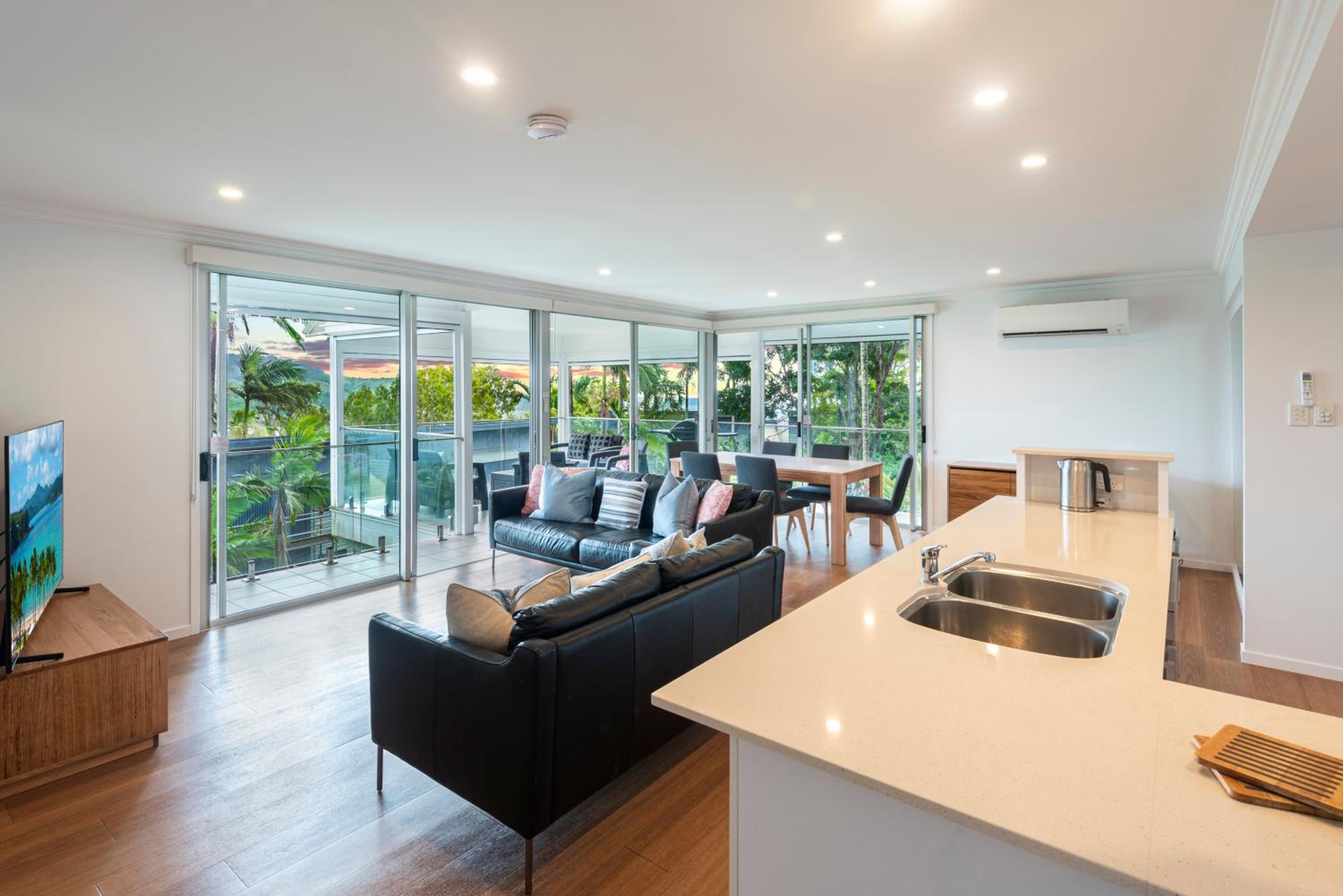 Oasis Apartments on Hamilton Island by HIHA