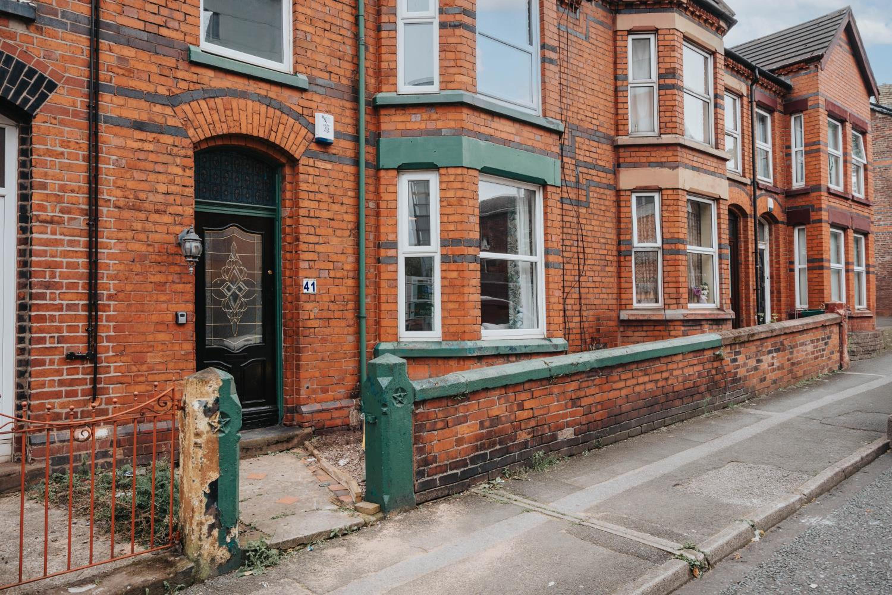 Stunning 5 bedroom home Wirral Birkenhead Sleeps 9- Free Parking-5G Internet