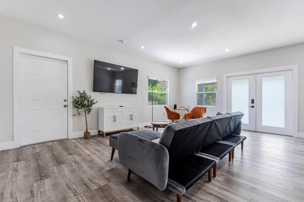 Miami Modern Oasis Retreat - Close to Airport