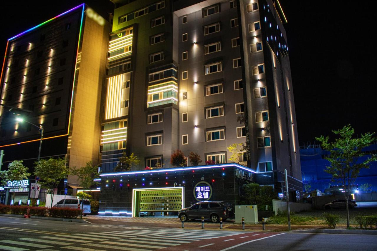 Jade hotel