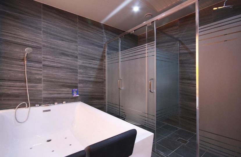 Jade hotel