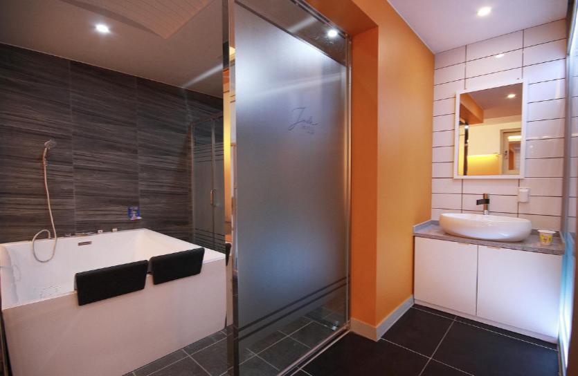 Jade hotel