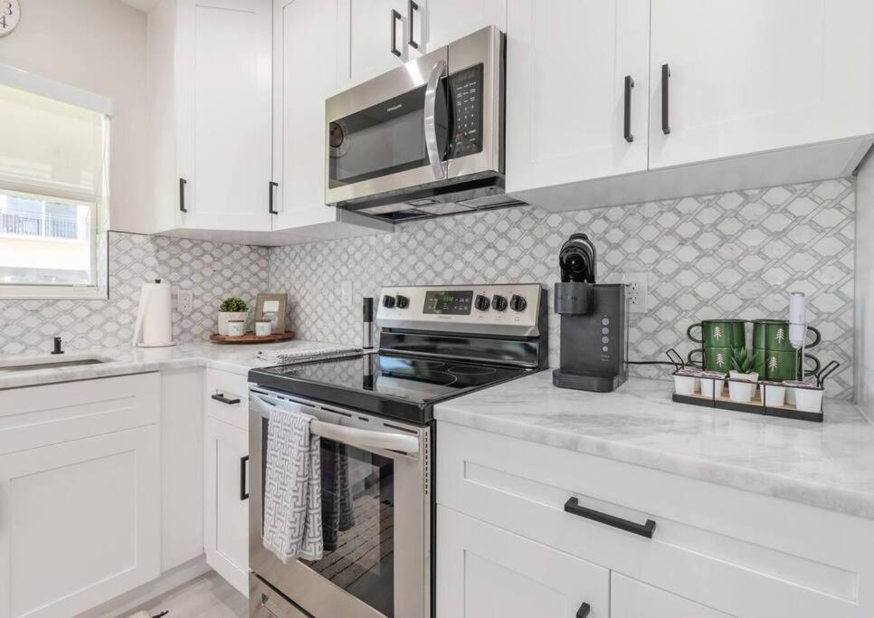 Cozy Victoria Park Retreat Unit 3 - Las Olas Beach view 4