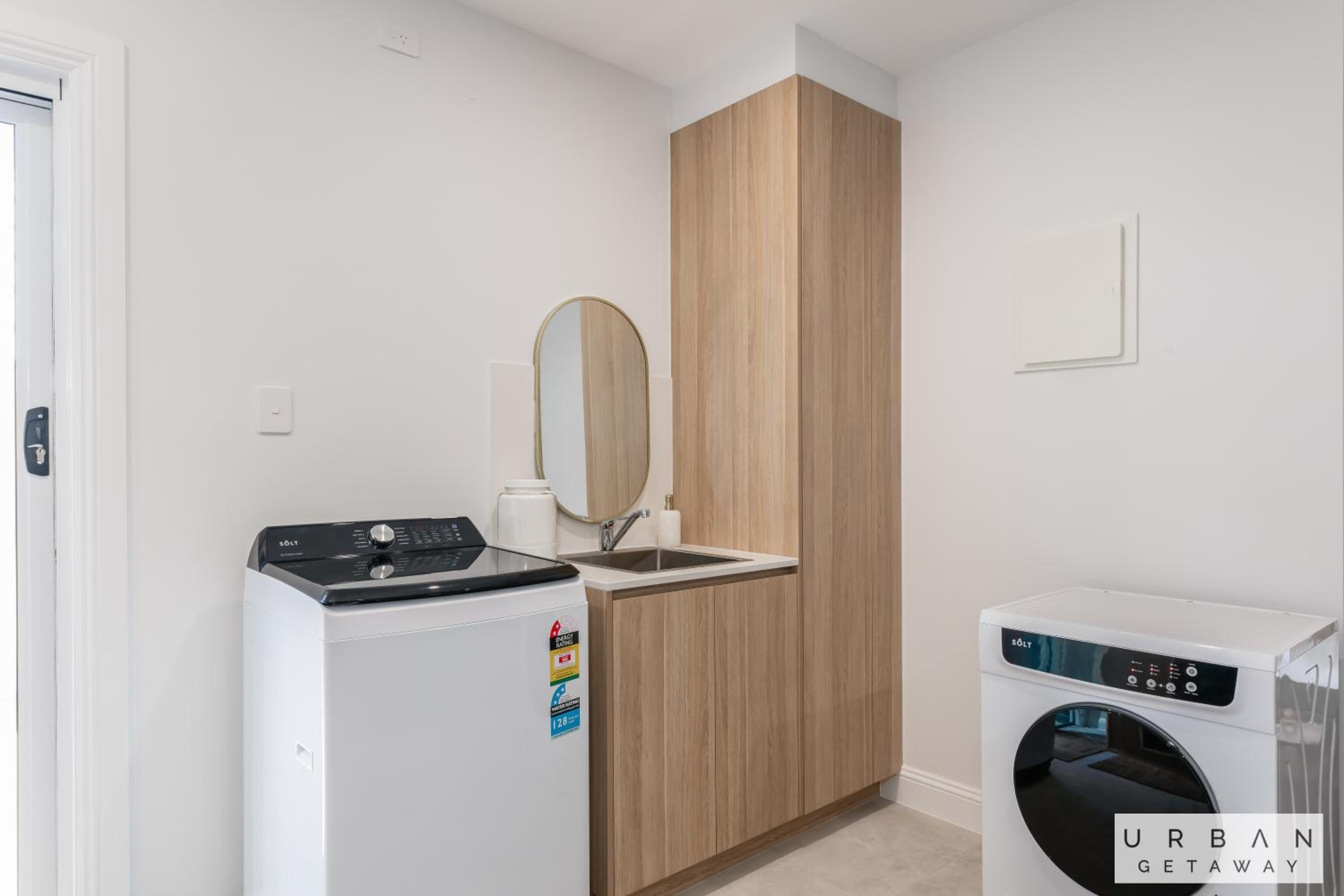 Bargara Coastal Luxe Aircon, Outside Pet, Sleeps 8