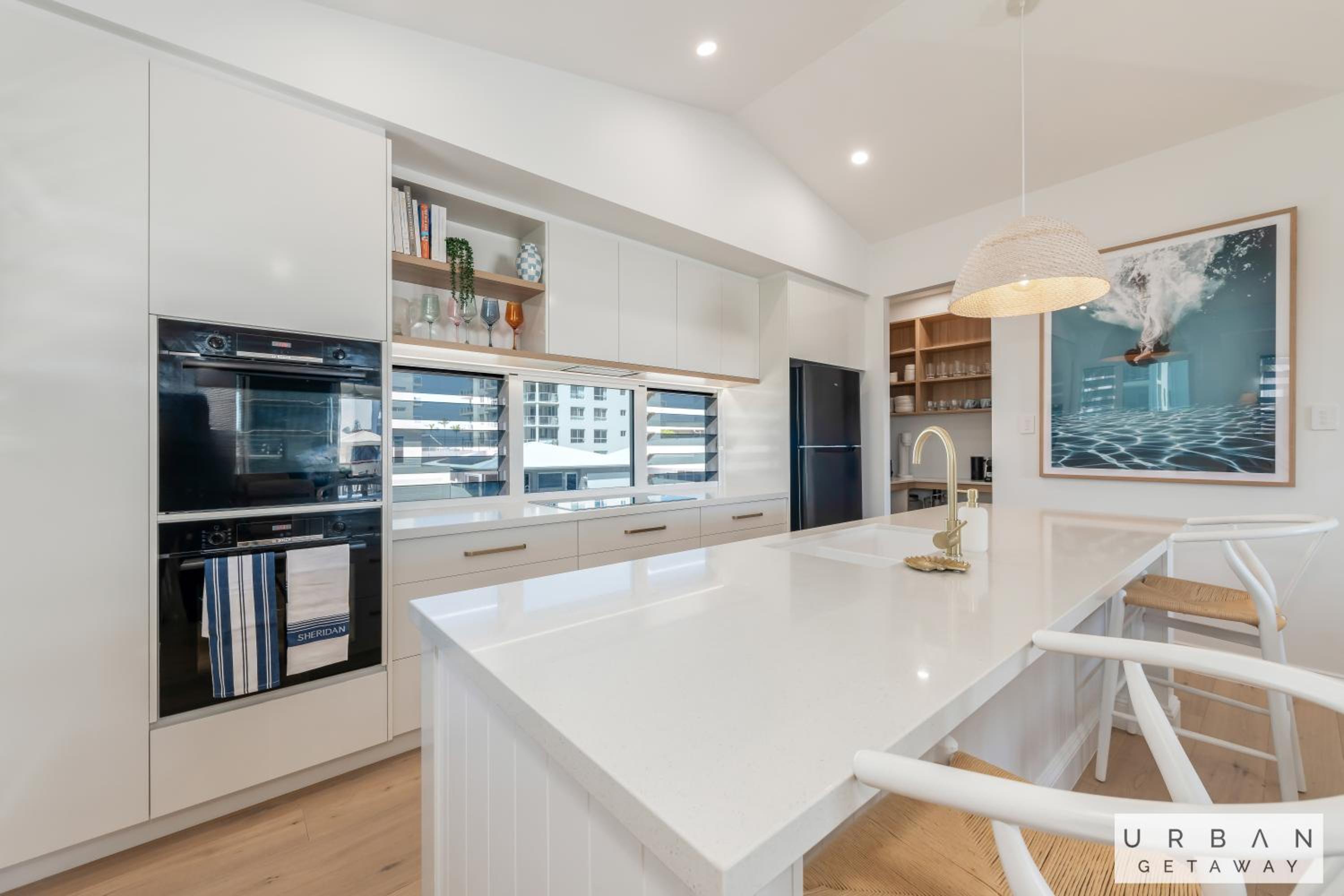 Bargara Coastal Luxe Aircon, Outside Pet, Sleeps 8