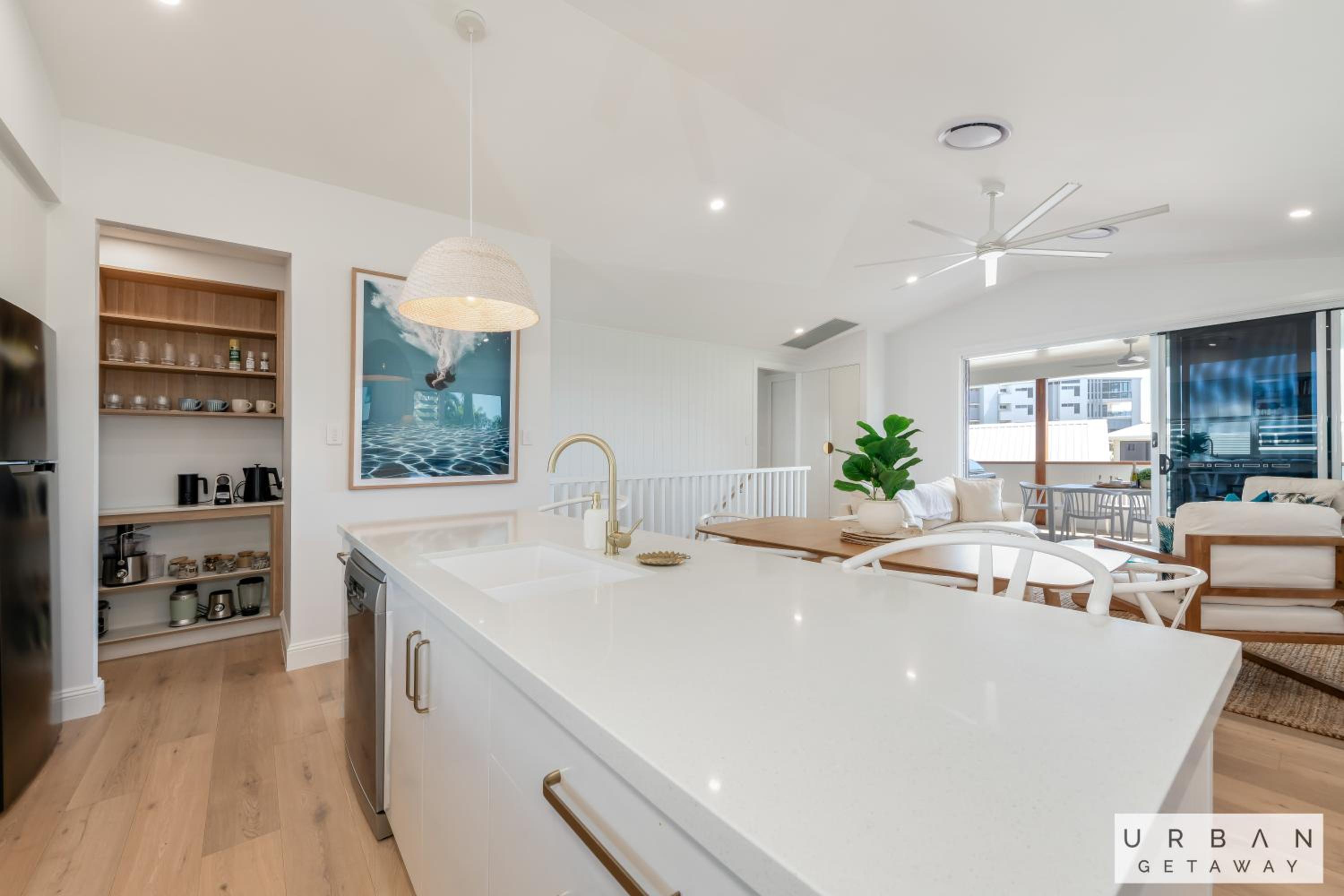 Bargara Coastal Luxe Aircon, Outside Pet, Sleeps 8