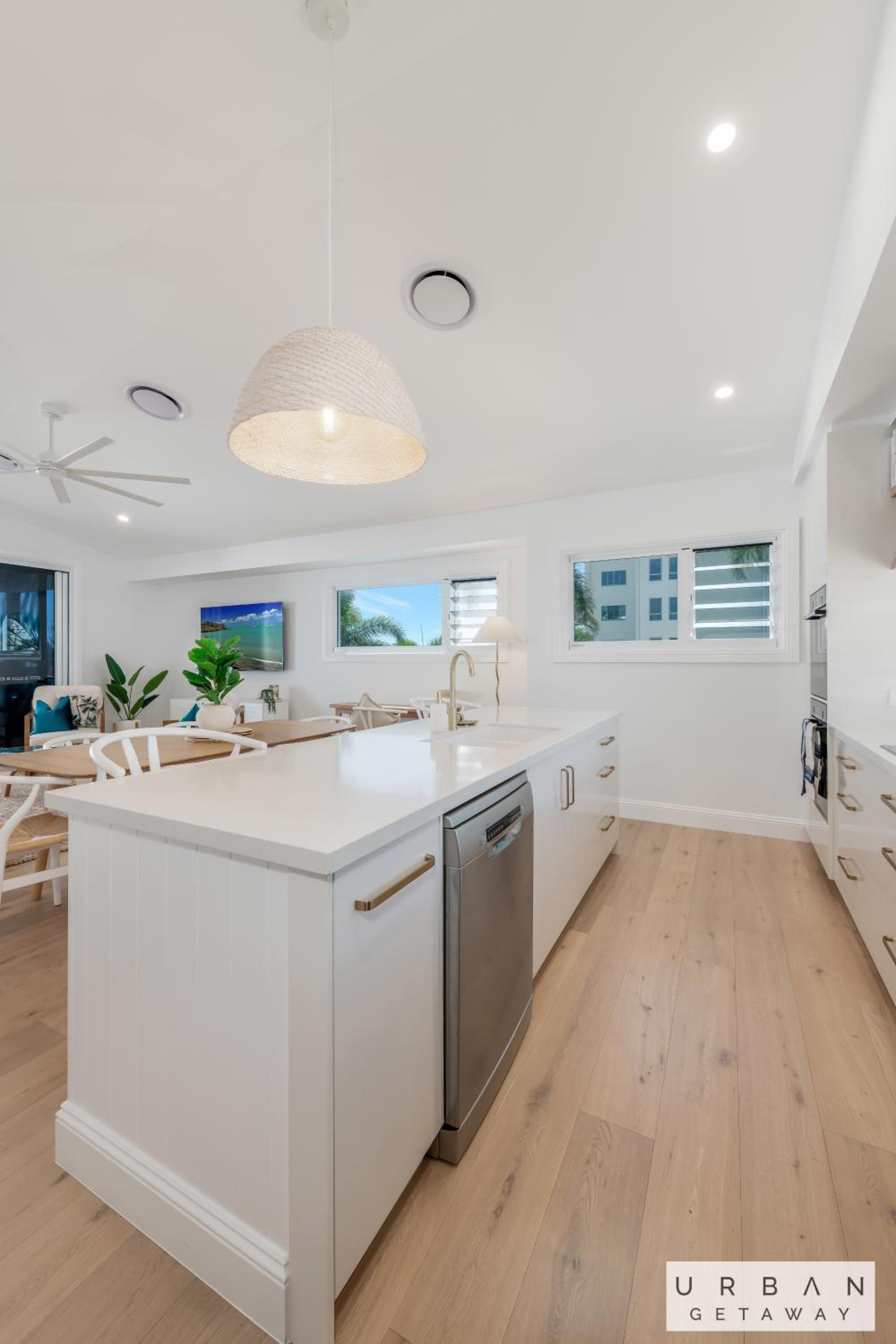 Bargara Coastal Luxe Aircon, Outside Pet, Sleeps 8