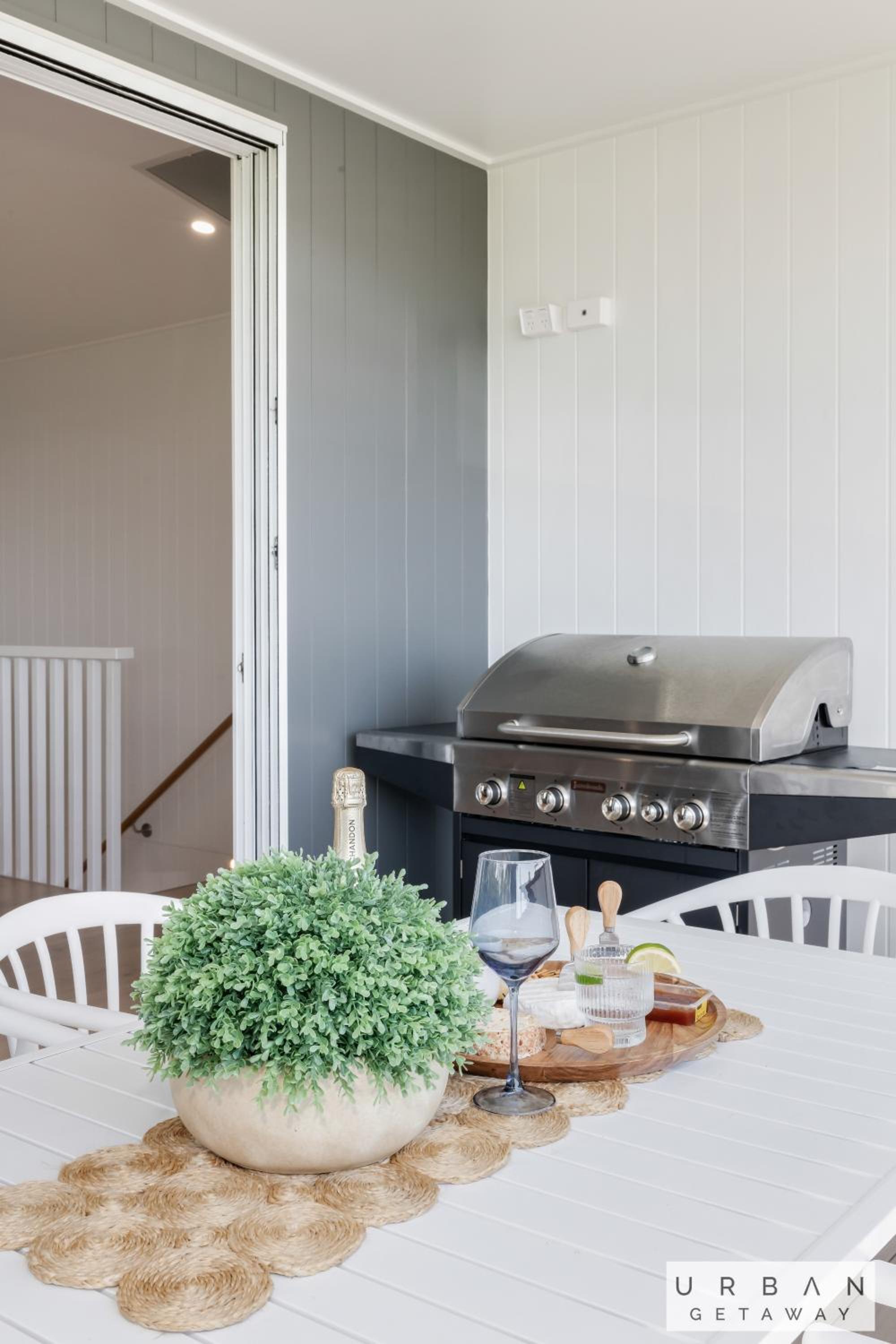 Bargara Coastal Luxe Aircon, Outside Pet, Sleeps 8