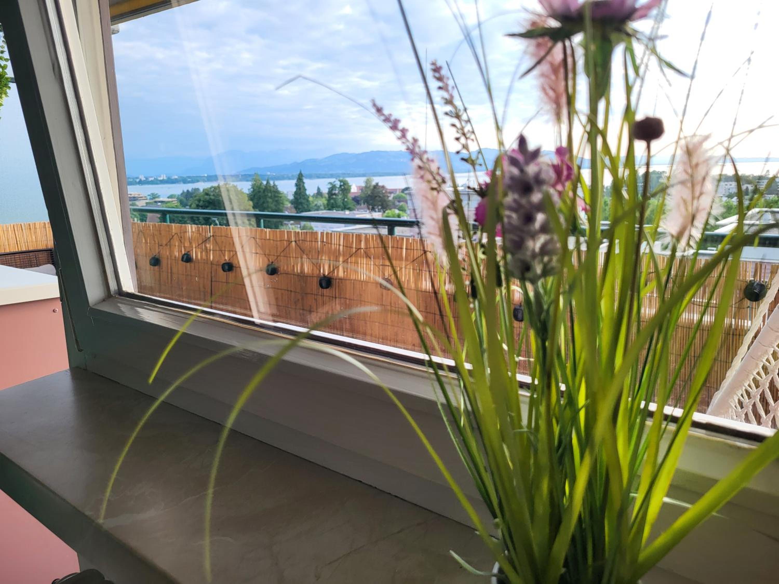 Apartment mit Terassee & Aussicht auf See und Berge