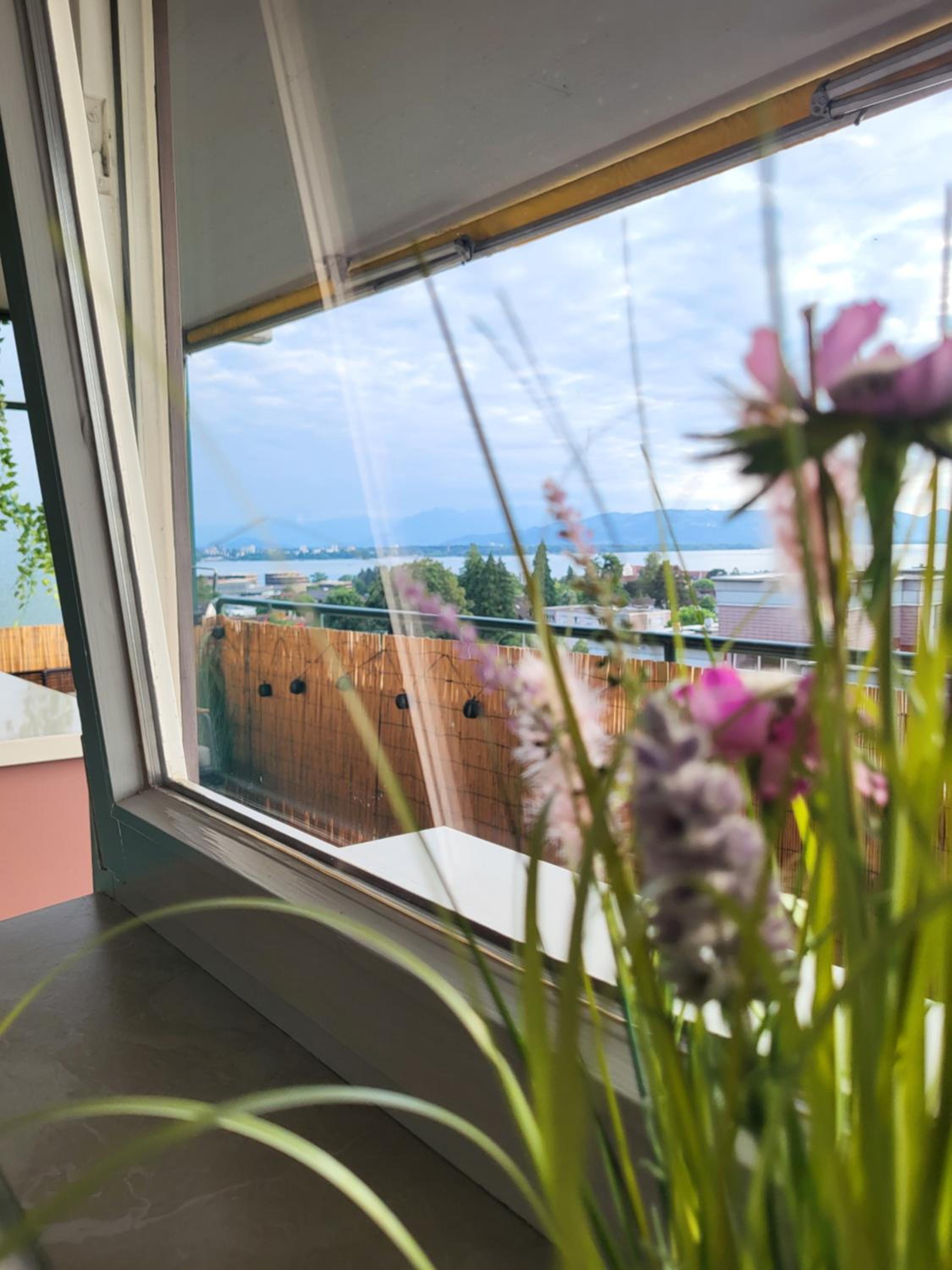 Apartment mit Terassee & Aussicht auf See und Berge