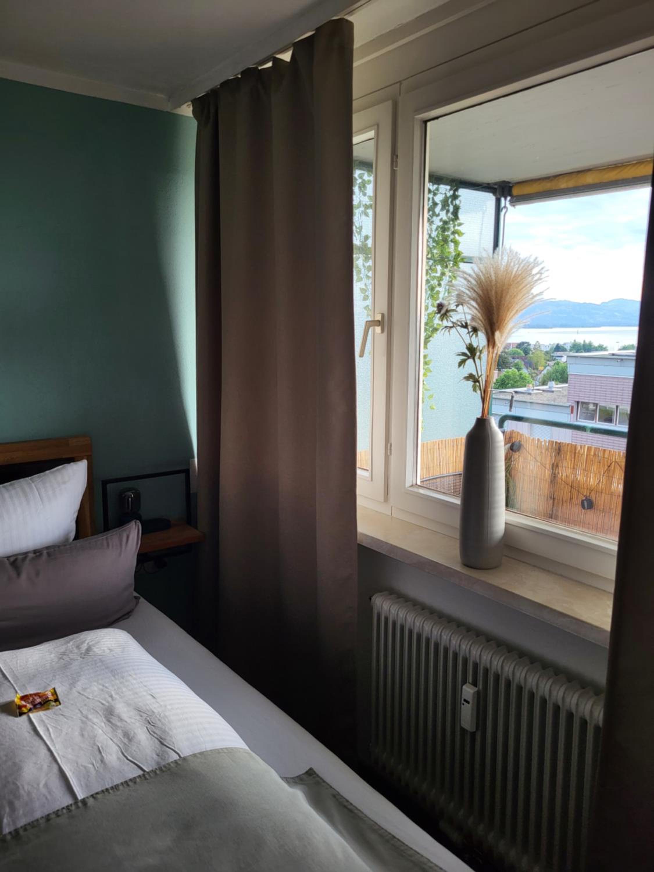 Apartment mit Terassee & Aussicht auf See und Berge