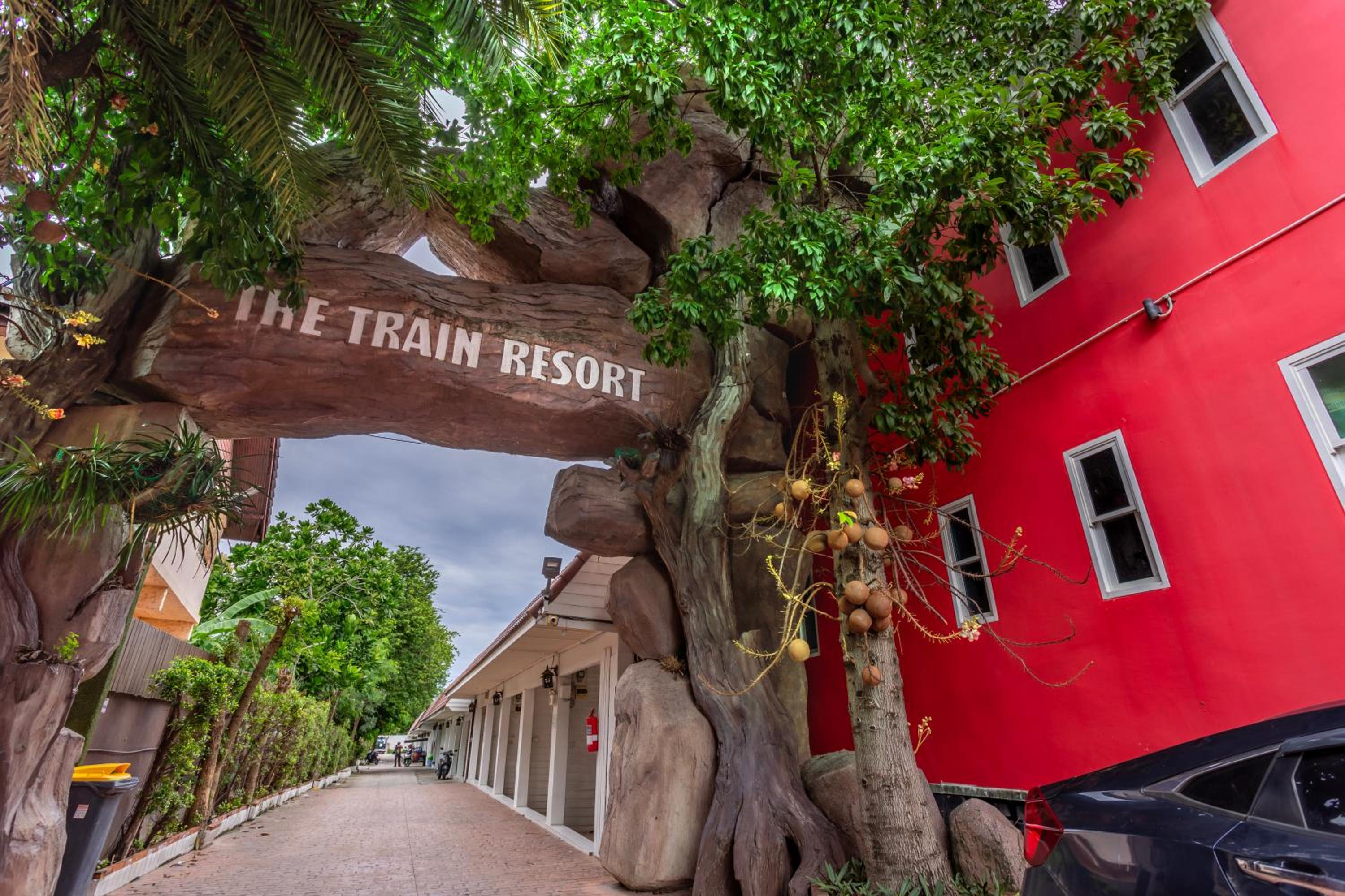 The Train Resort - Your Relaxing Resort with Large Pool & Jacuzzi