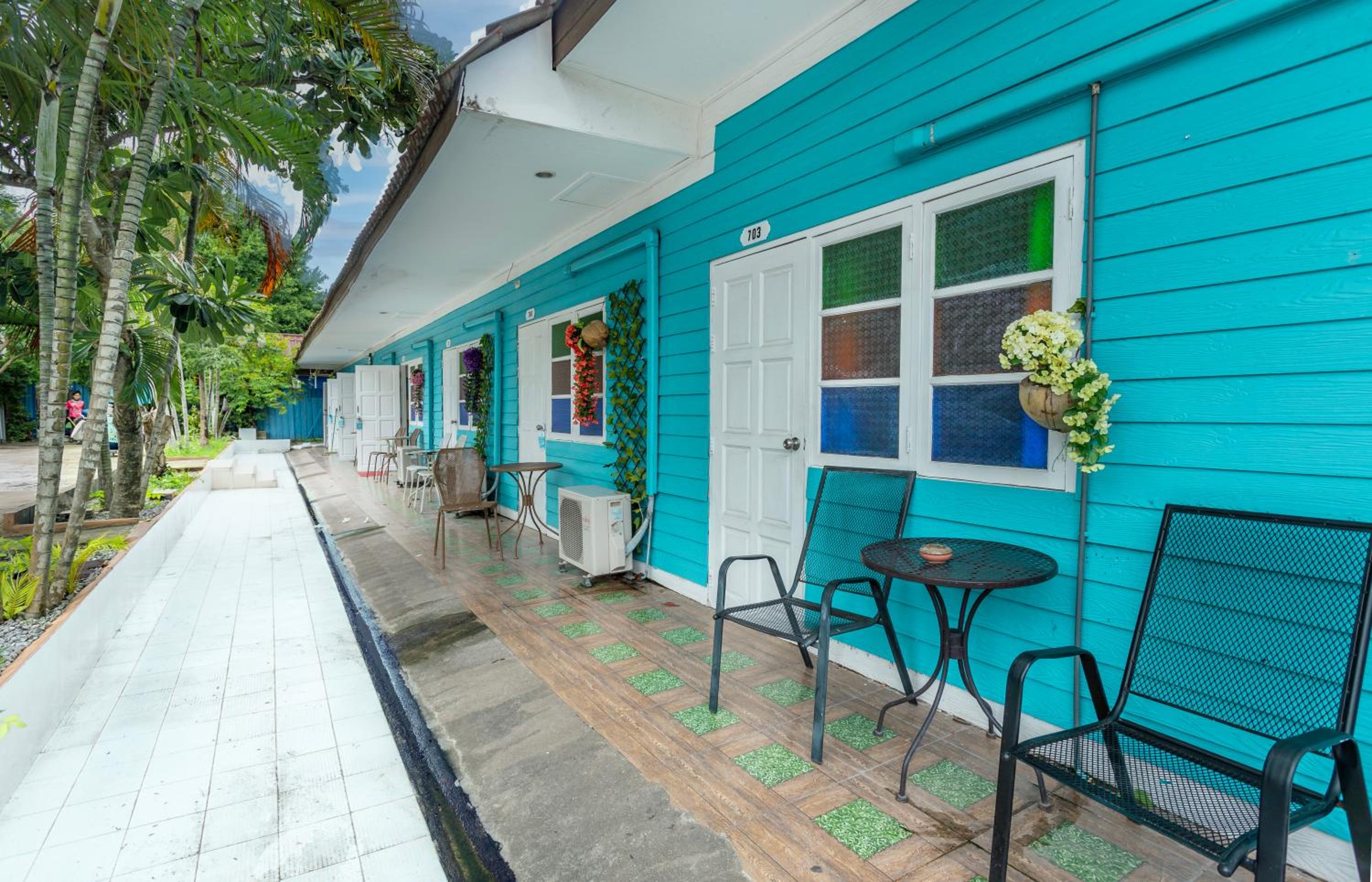 The Train Resort - Your Relaxing Resort with Large Pool & Jacuzzi