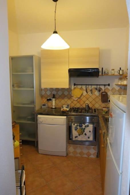 Accogliente e in centro - Cozy and in the center view 5