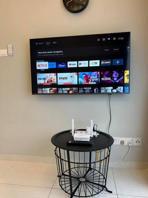 Spacious SKS near ciq, smart tv