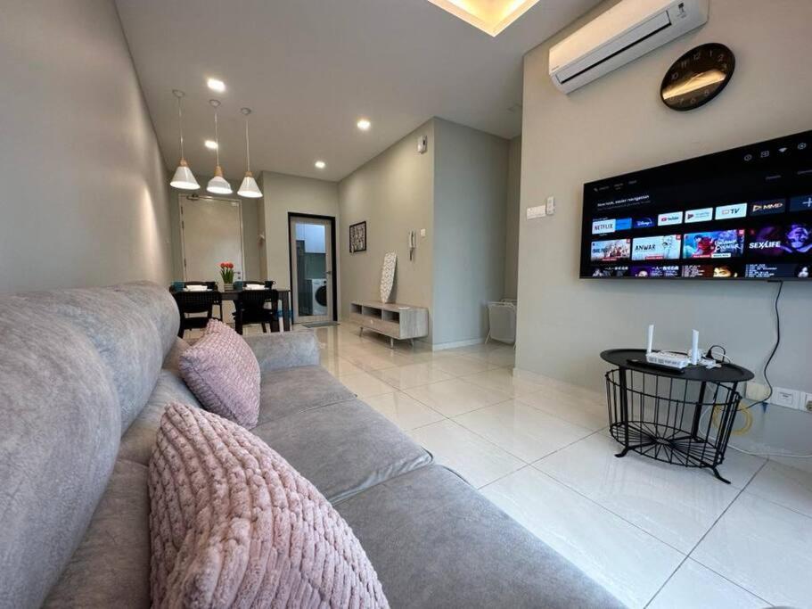 Spacious SKS near ciq, smart tv