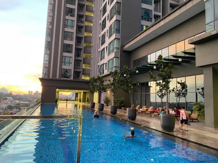 Spacious SKS near ciq, smart tv