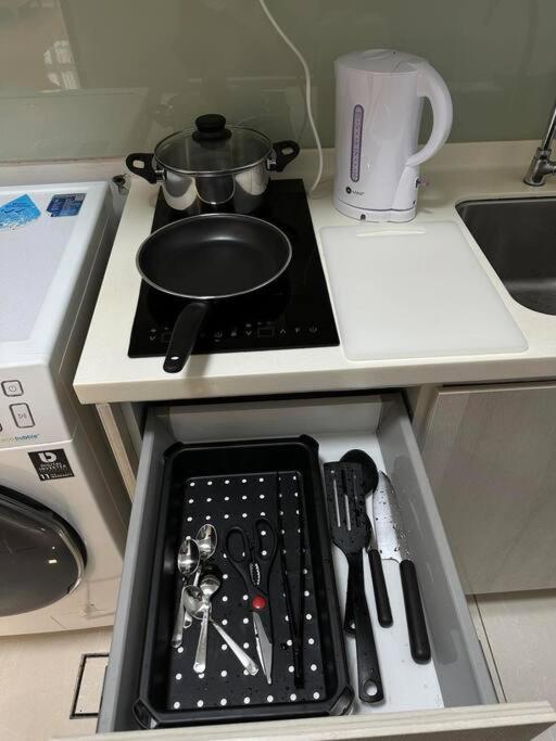 Spacious SKS near ciq, smart tv