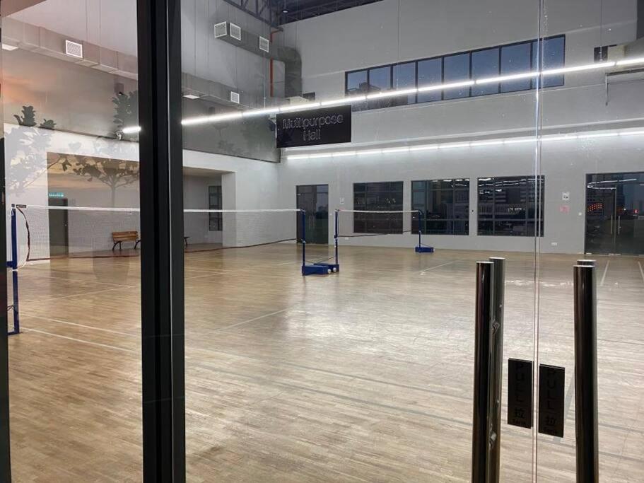 Spacious SKS near ciq, smart tv