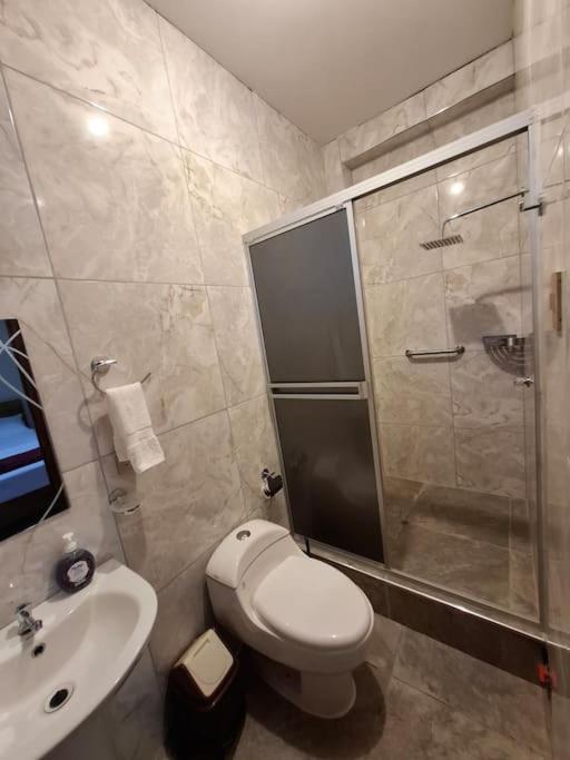 Casa Madrith en Tarapoto — bathroom