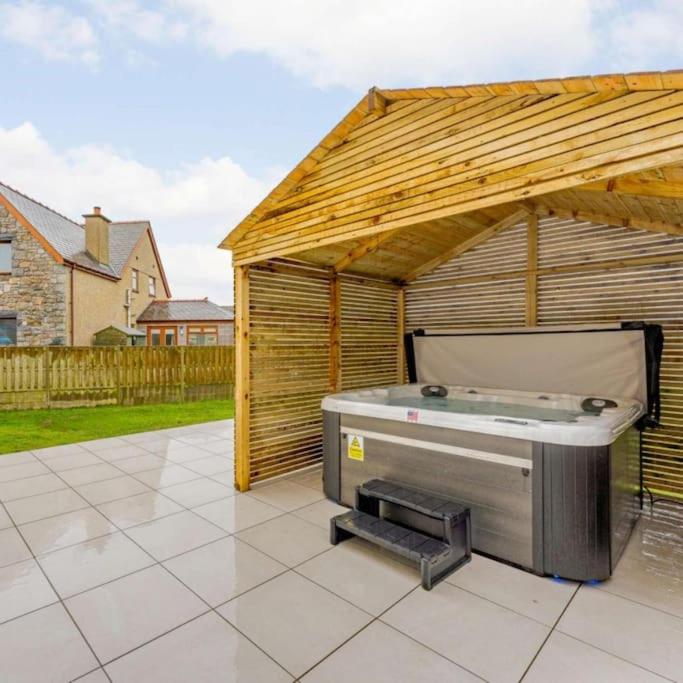 Cysgod Y Dyffryn - Luxury holiday cottage sleeping 8, Hot Tub available view 3