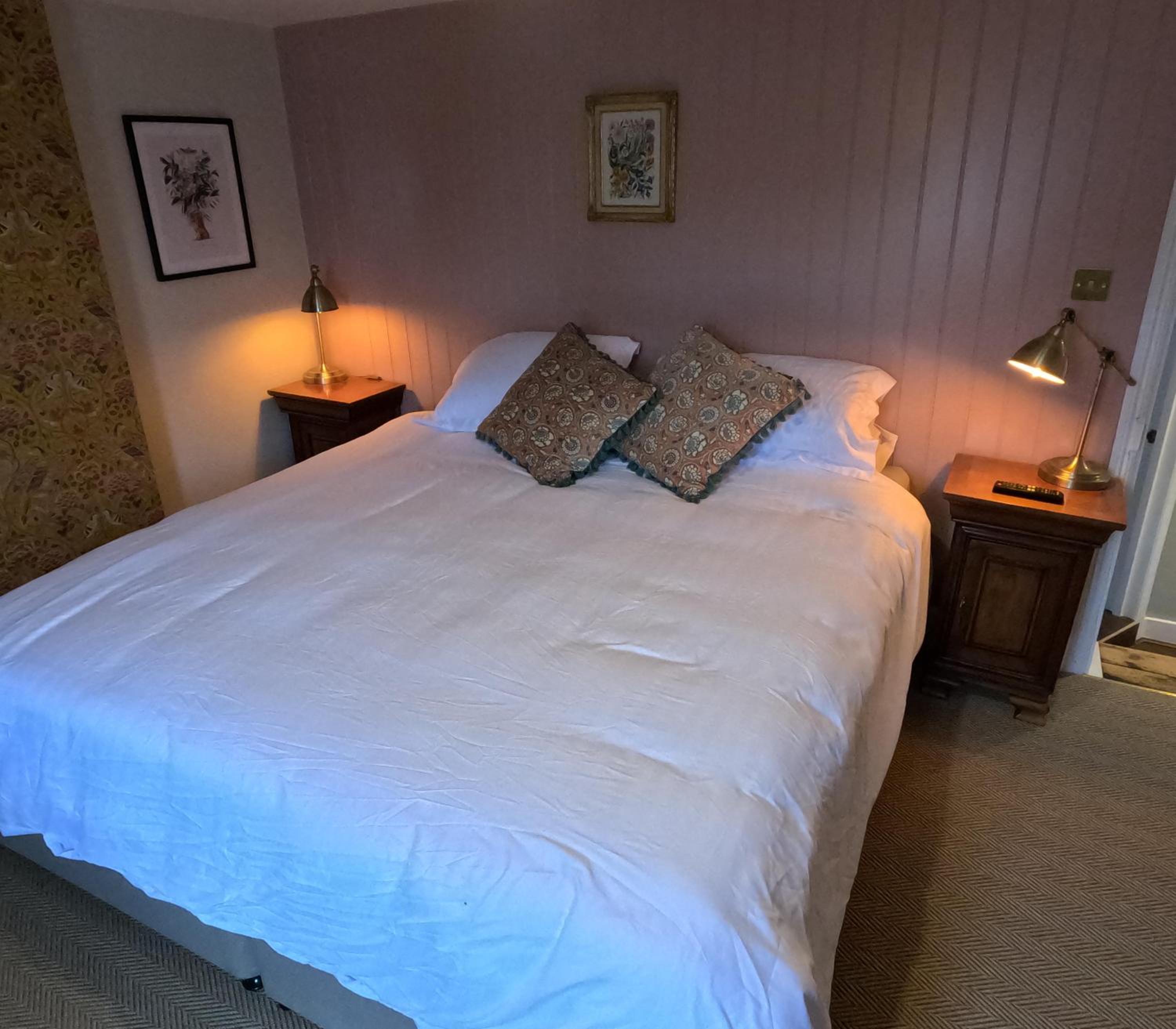 Royal Oak Retreat - Sleeps 6 Pub & Pet Friendly