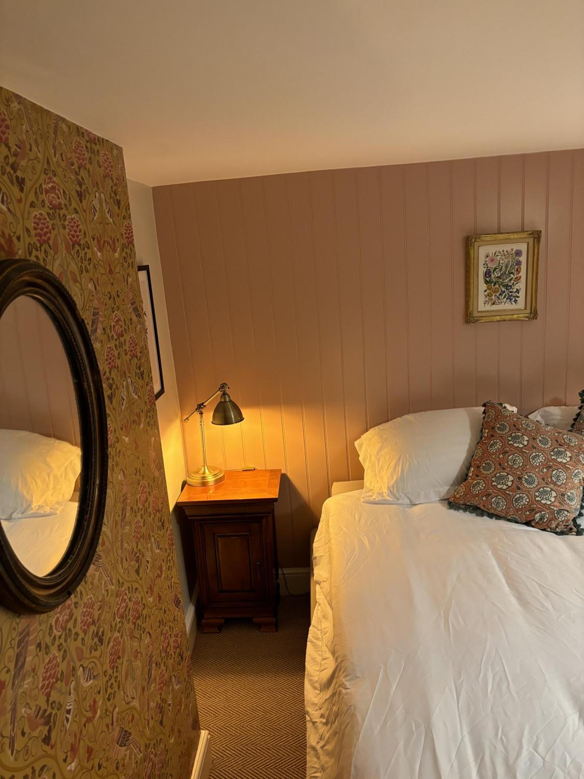 Royal Oak Retreat - Sleeps 6 Pub & Pet Friendly