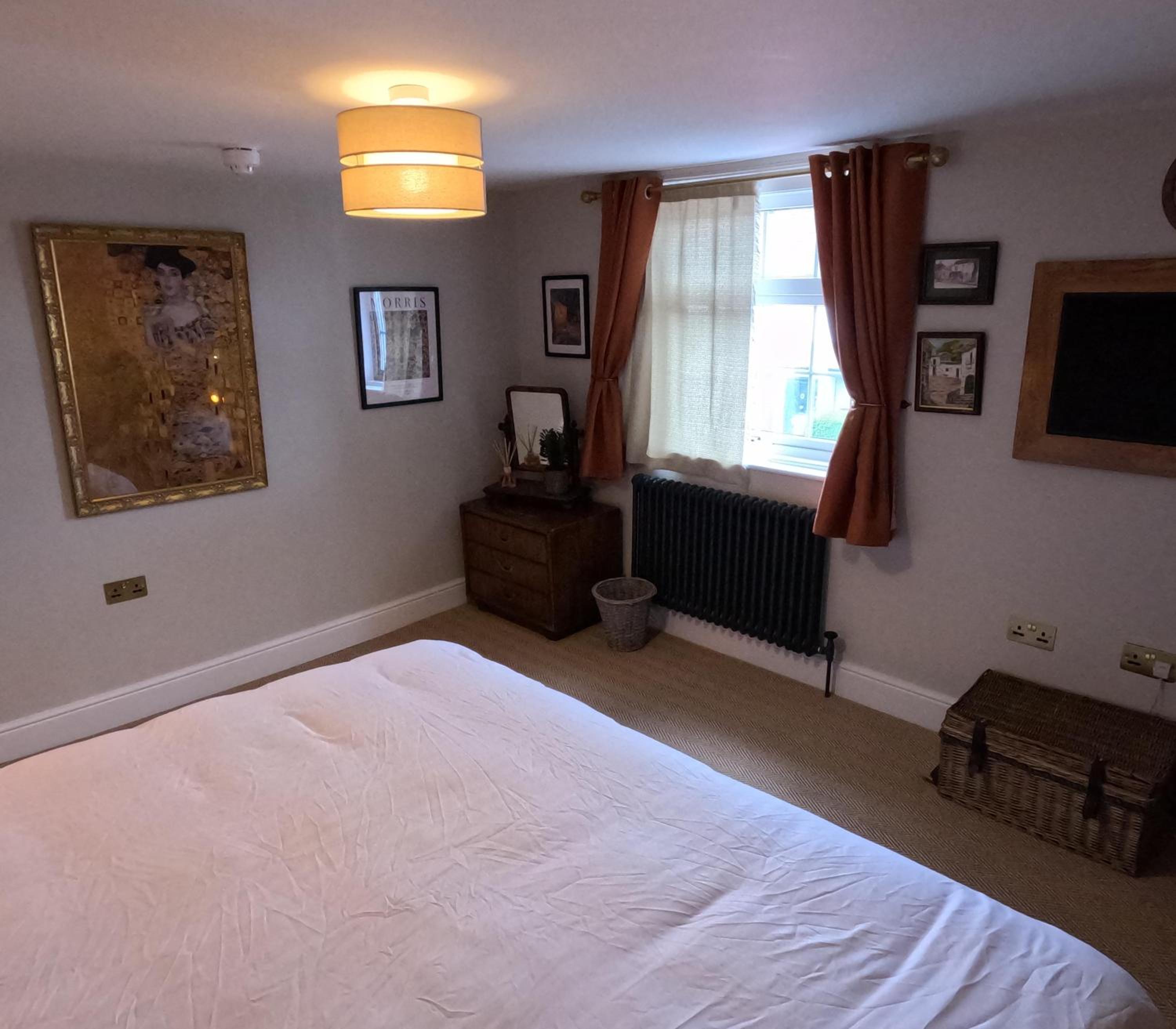 Royal Oak Retreat - Sleeps 6 Pub & Pet Friendly