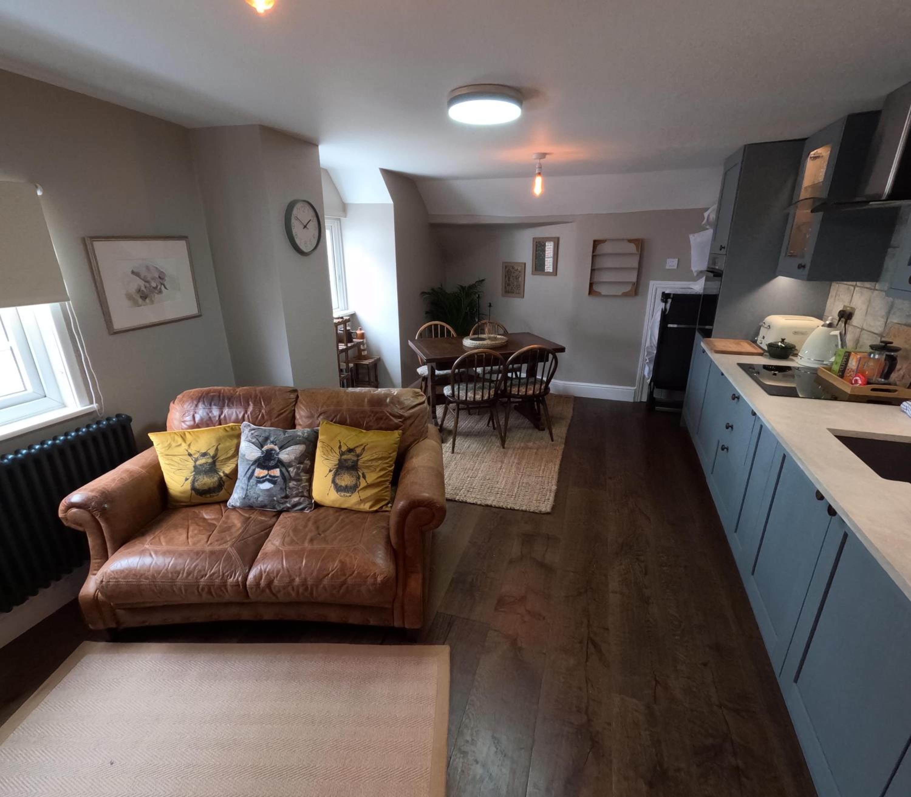 Royal Oak Retreat - Sleeps 6 Pub & Pet Friendly
