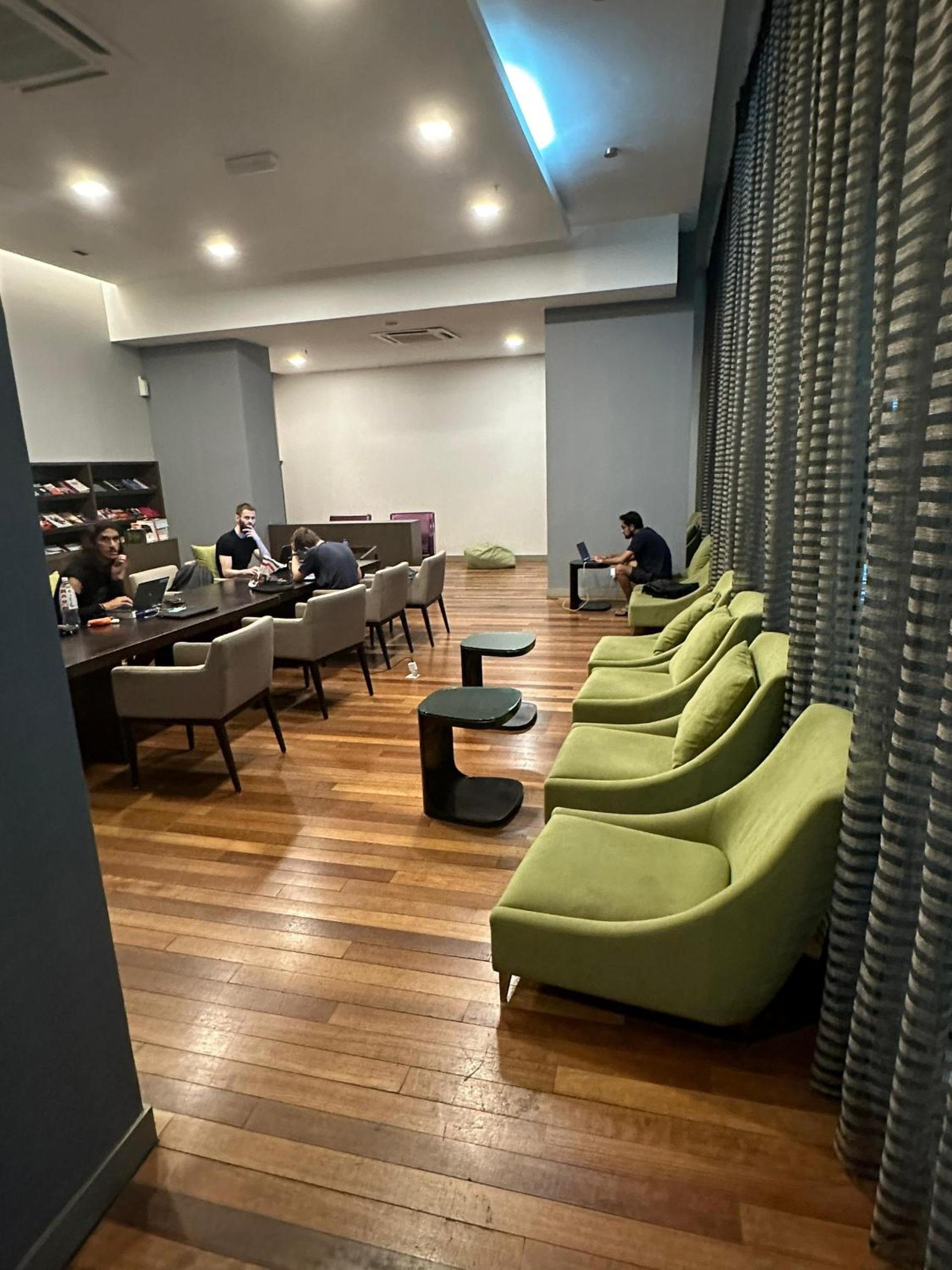 Penthouse Skypool Hostel