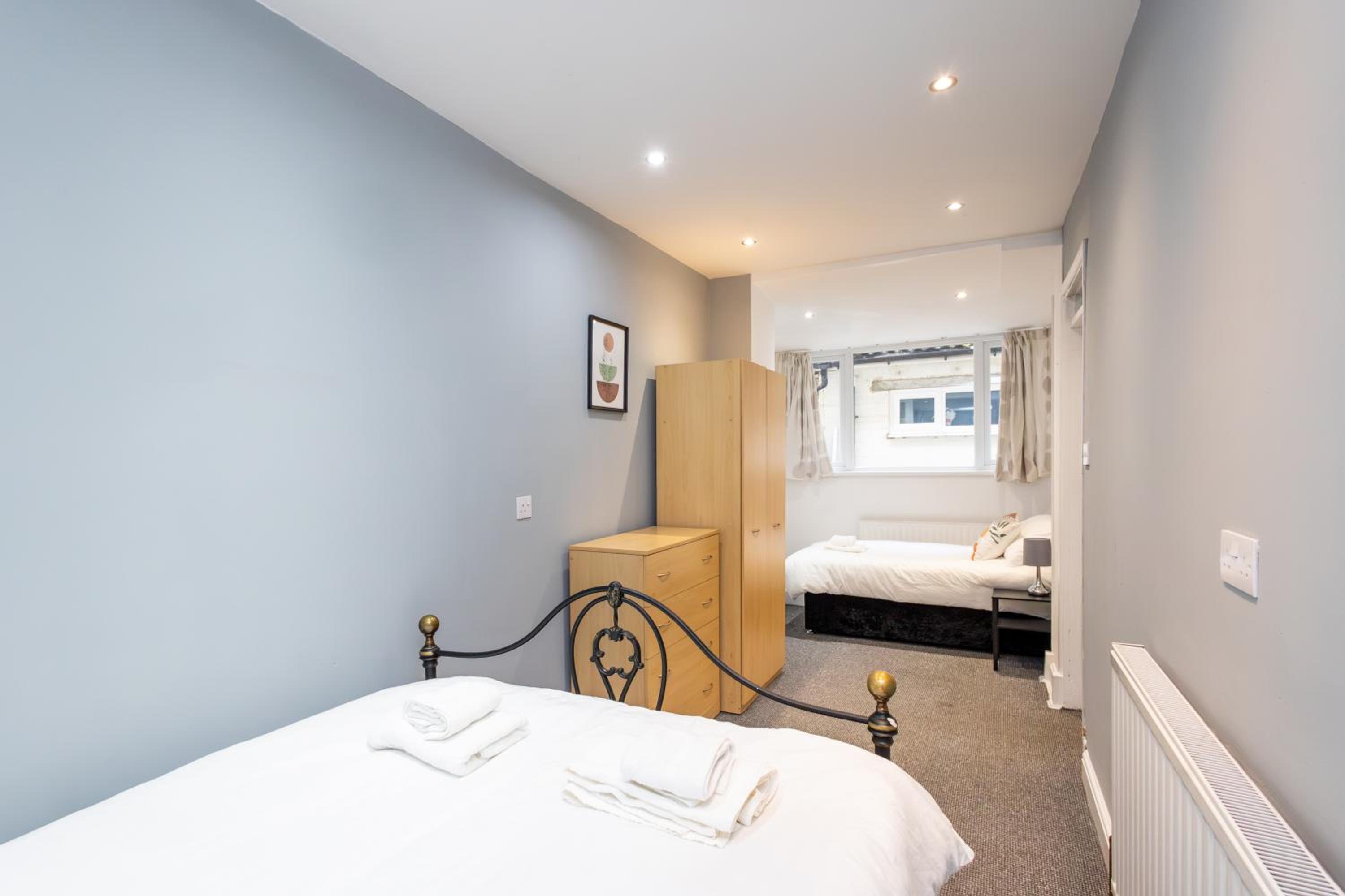 Spacious 3 Bedroom Apartment - 10 mins from City Centre view 5