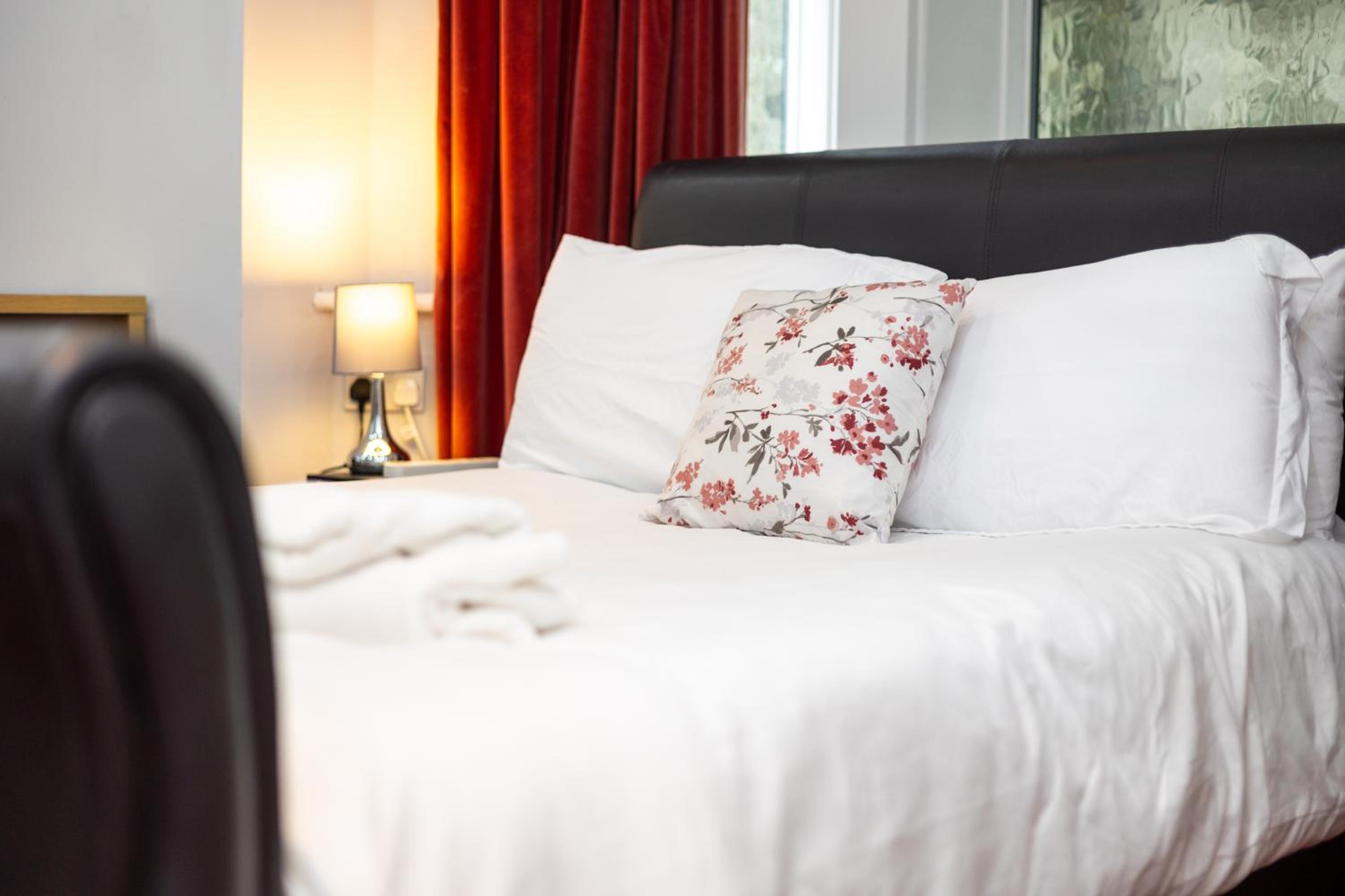 Spacious 3 Bedroom Apartment - 10 mins from City Centre view 2