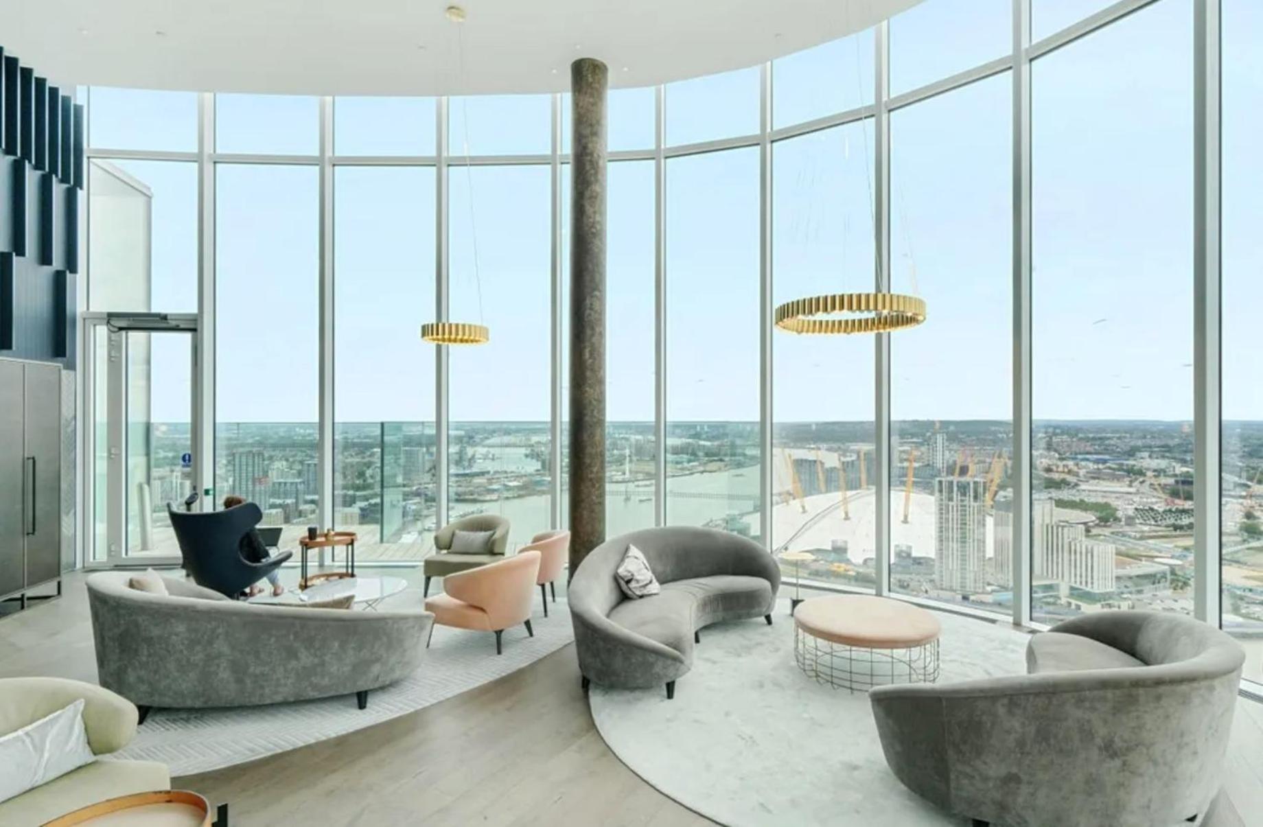 Luxury Modern 2 Bed Flat with Balcony and City View - Canary Wharf City Center