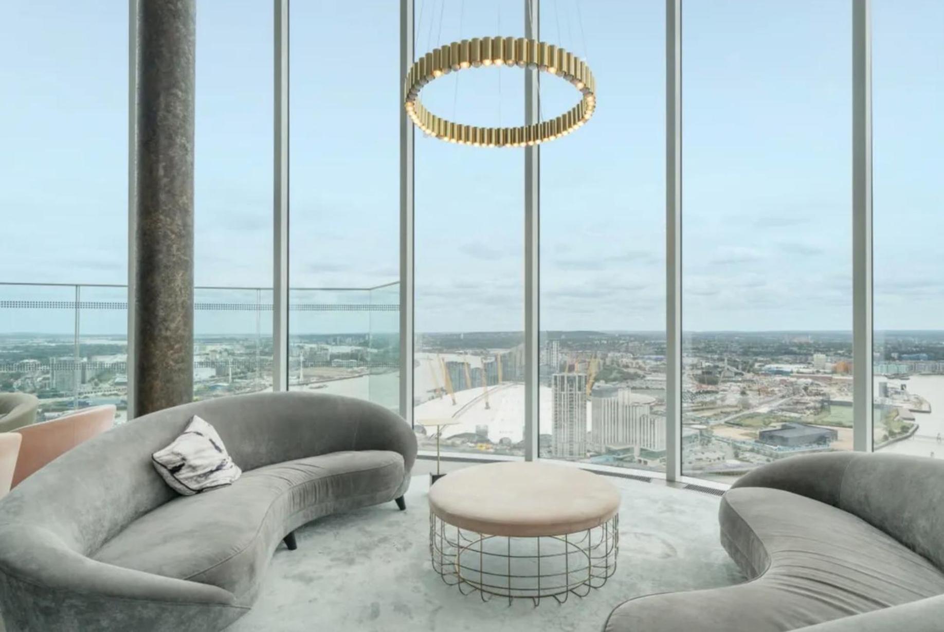 Luxury Modern 2 Bed Flat with Balcony and City View - Canary Wharf City Center