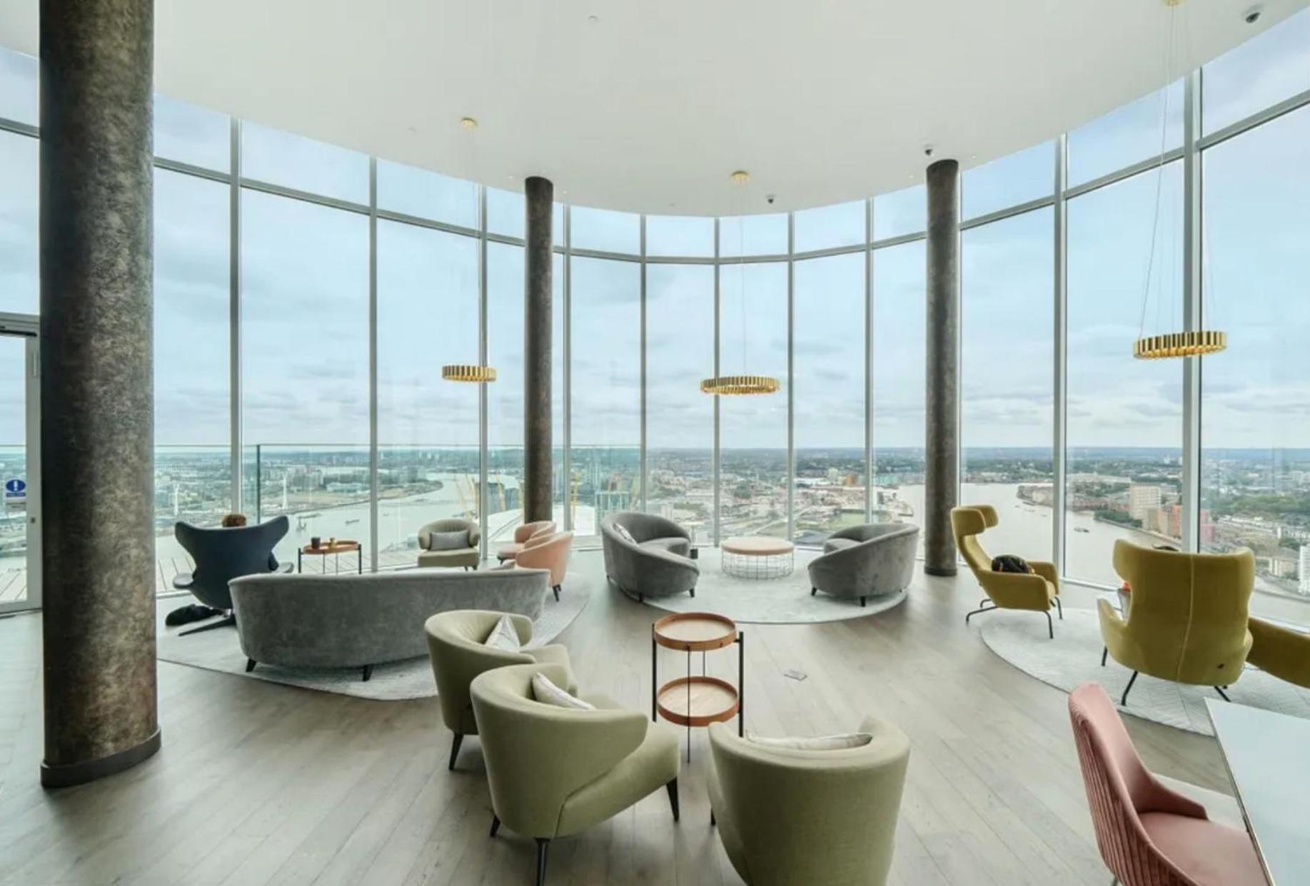 Luxury Modern 2 Bed Flat with Balcony and City View - Canary Wharf City Center