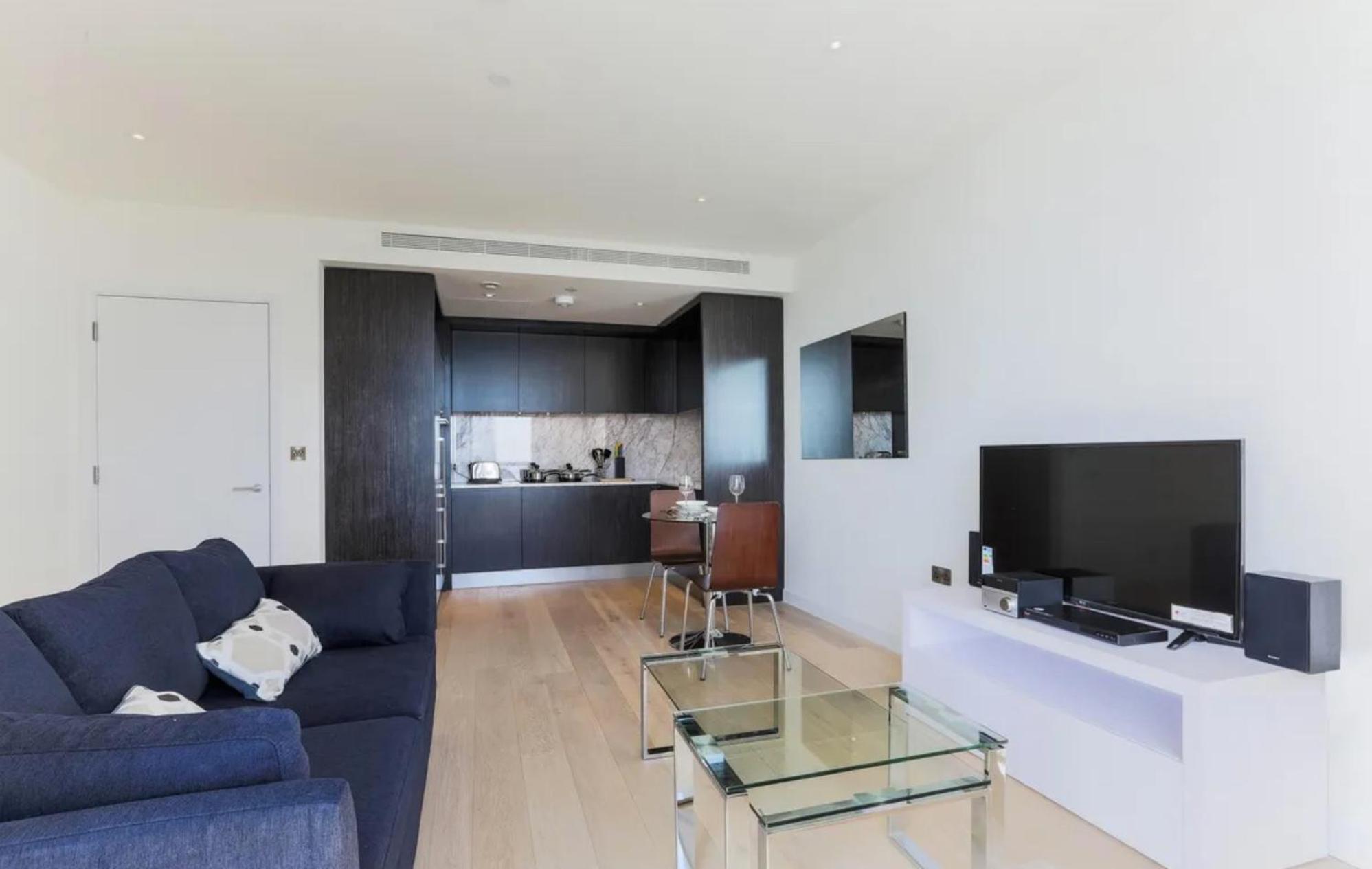 Luxury Modern 2 Bed Flat with Balcony and City View - Canary Wharf City Center