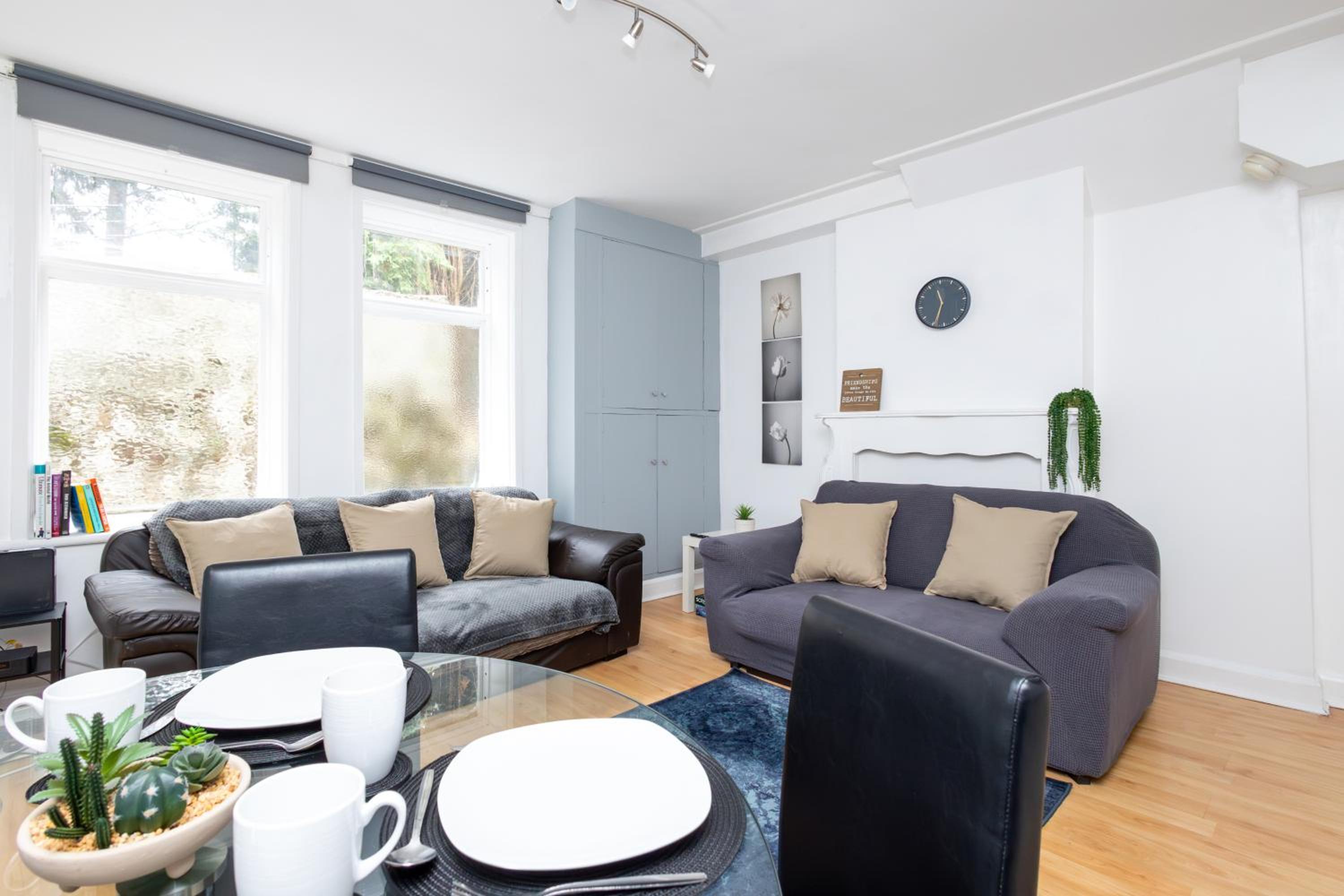 Spacious 3 Bedroom Apartment - 10 mins from City Centre view 3