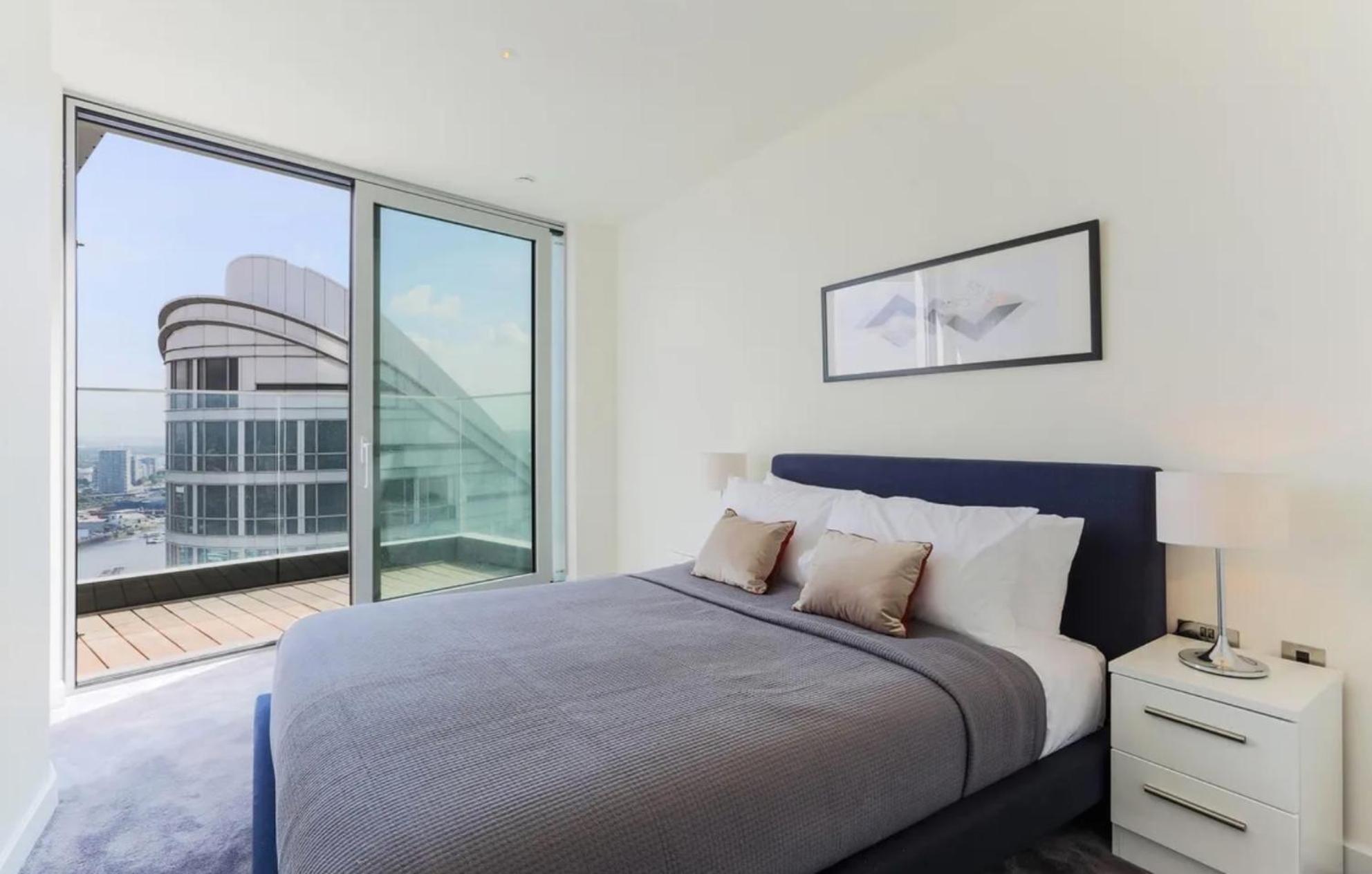 Luxury Modern 2 Bed Flat with Balcony and City View - Canary Wharf City Center