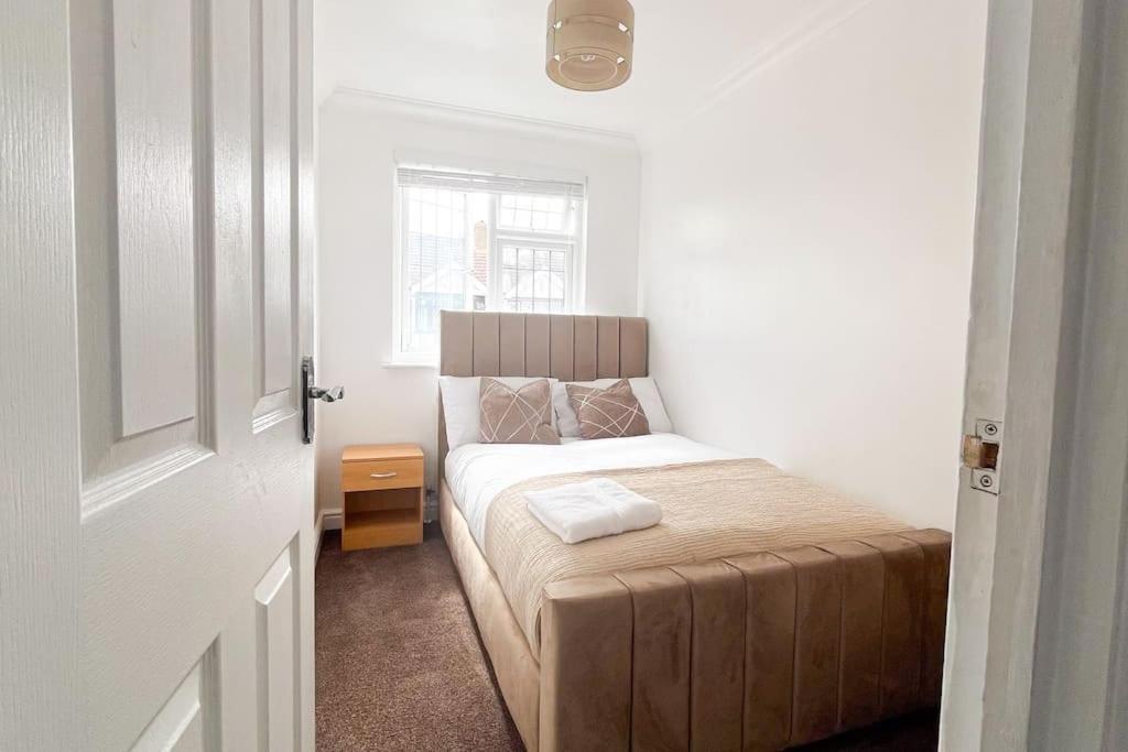 Luxury 4-Bed House in Dagenham, United Kingdom