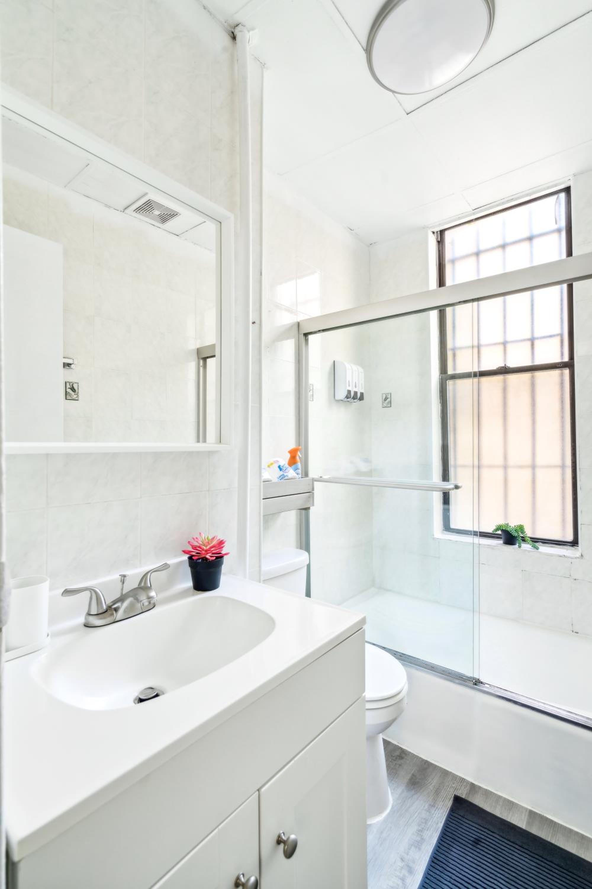 Stylish 2BR Apartment-walk to China Town