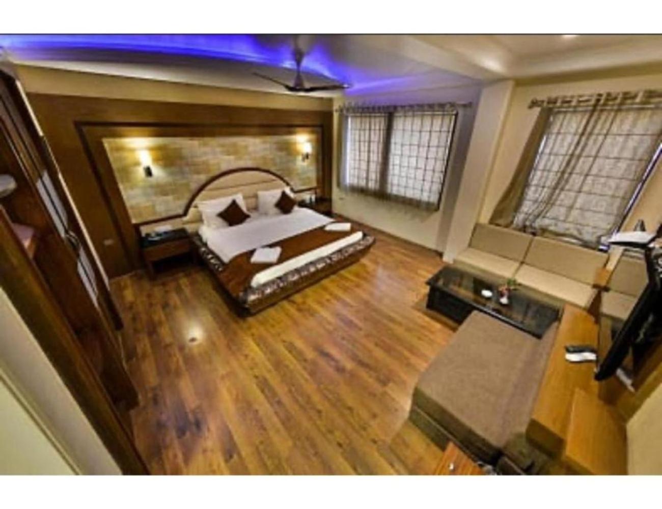 Hotel Samci Riviera, Srinagar view 4