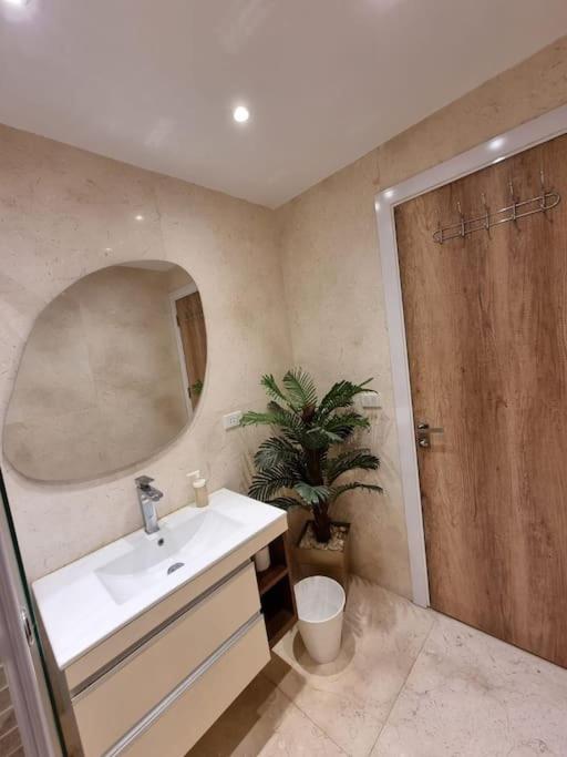 New Cairo Luxurious Apartment with Wide Garden View