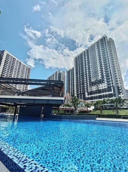 TIZ Palace Homestay 3R3B Apartment w Sunset View Balcony and pool Nearby Bangi Wonderland photo 6
