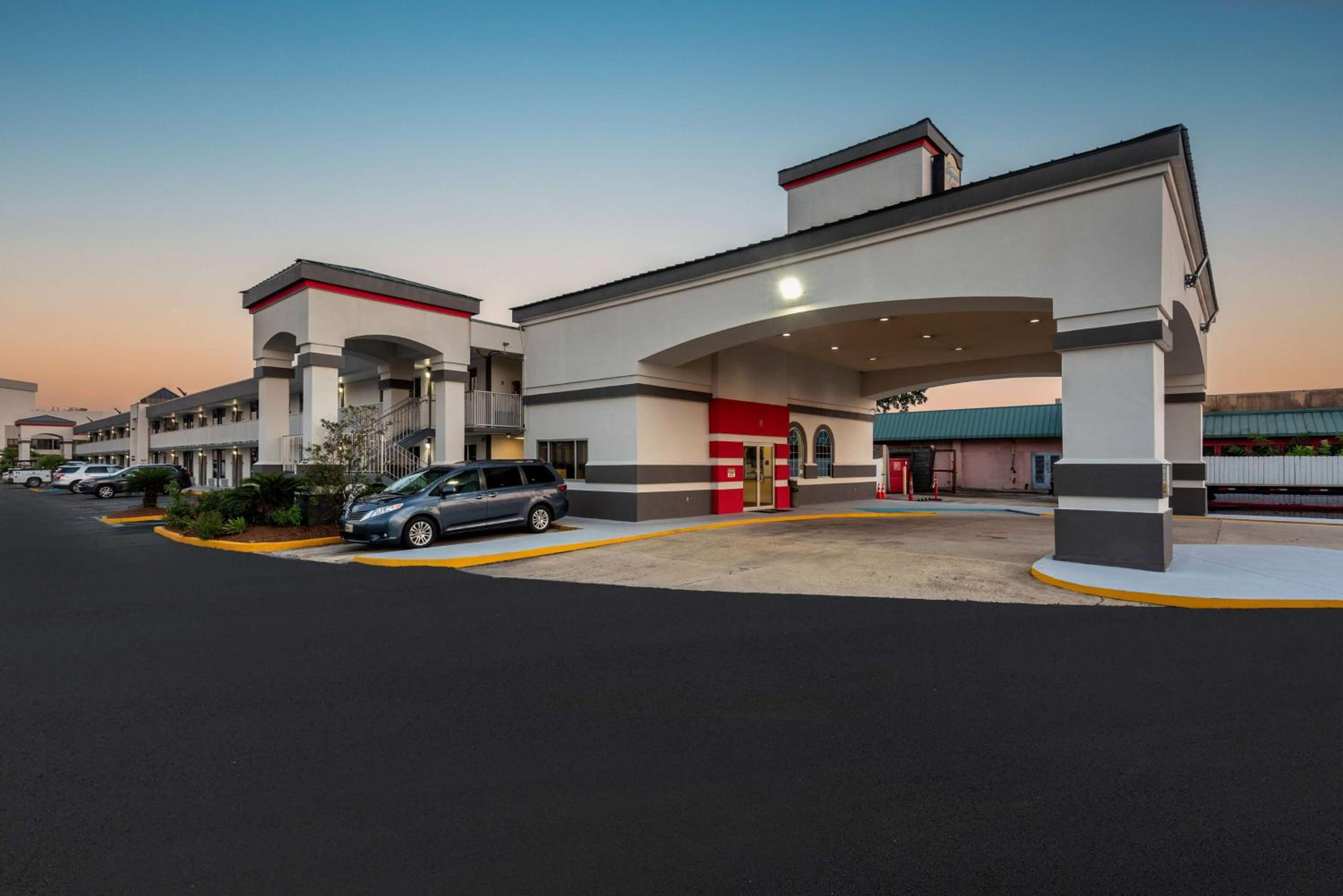 Super 8 by Wyndham Baton Rouge/I-10 view 3