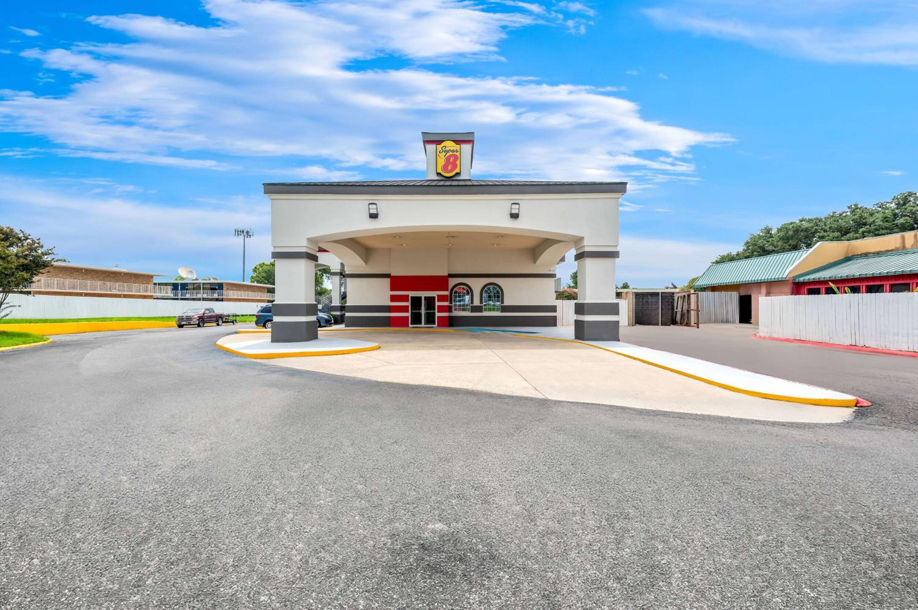 Hotel Super 8 by Wyndham Baton Rouge/I-10 - Image 1