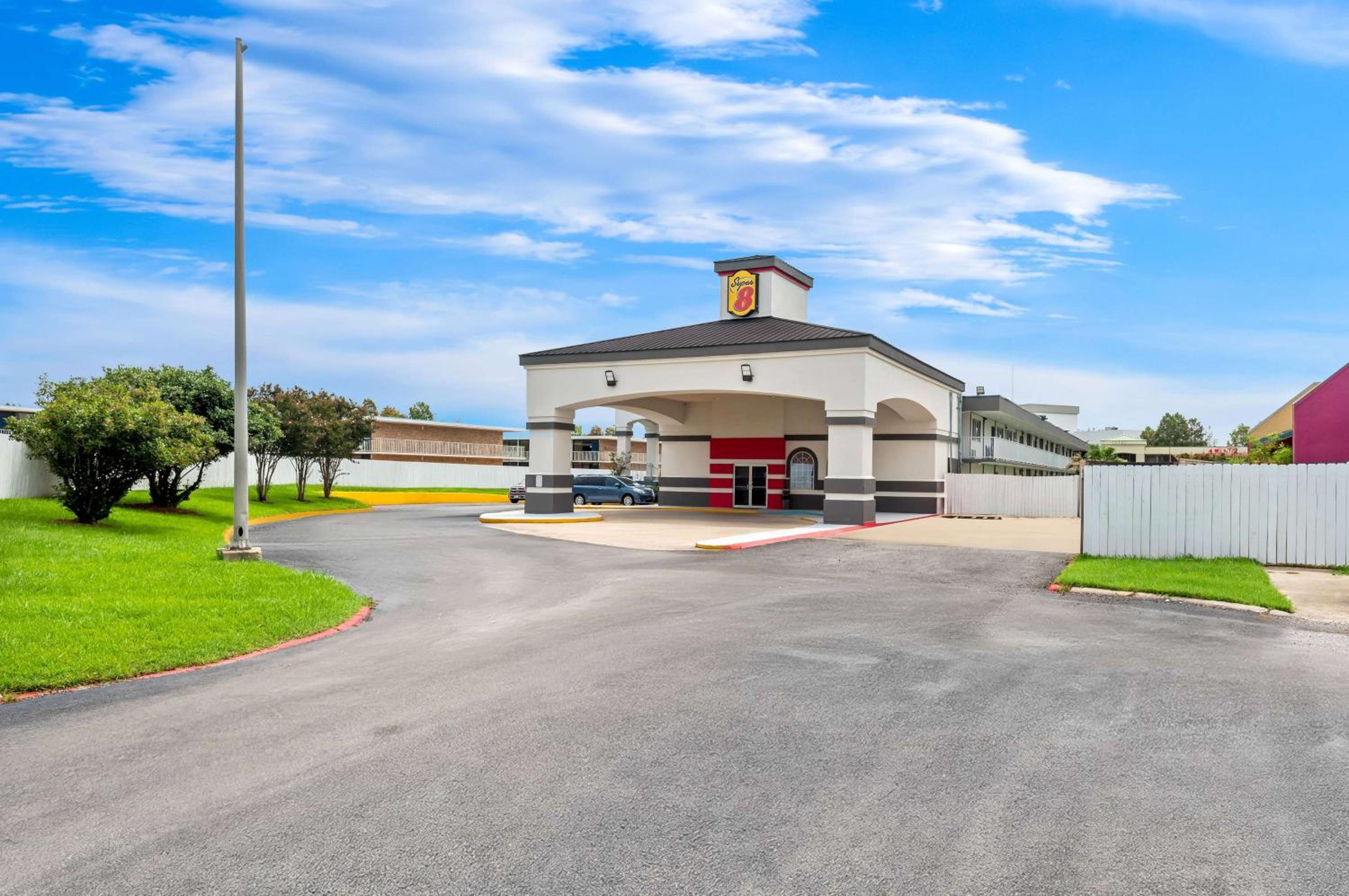 Super 8 by Wyndham Baton Rouge/I-10 view 2
