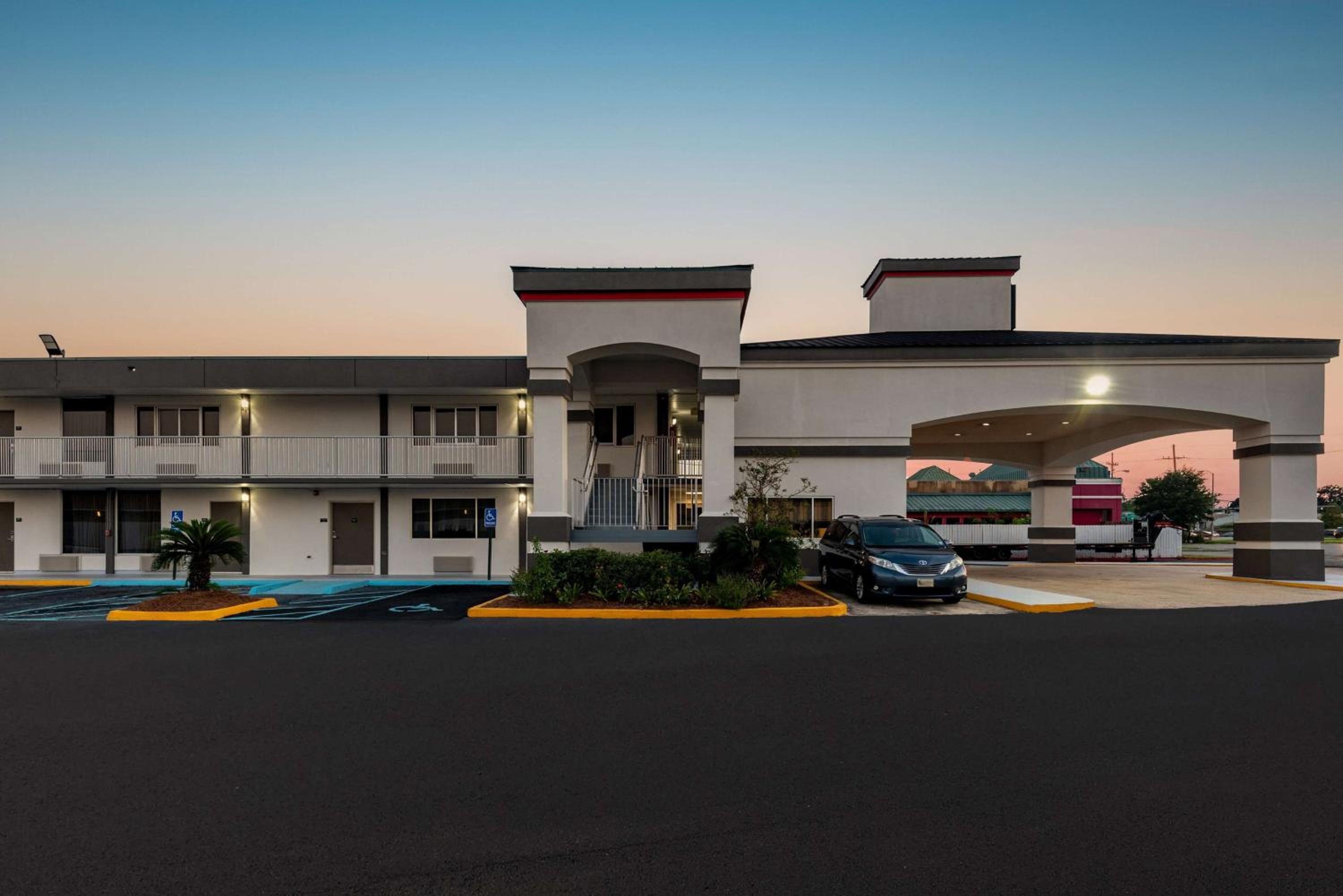 Super 8 by Wyndham Baton Rouge/I-10 view 4